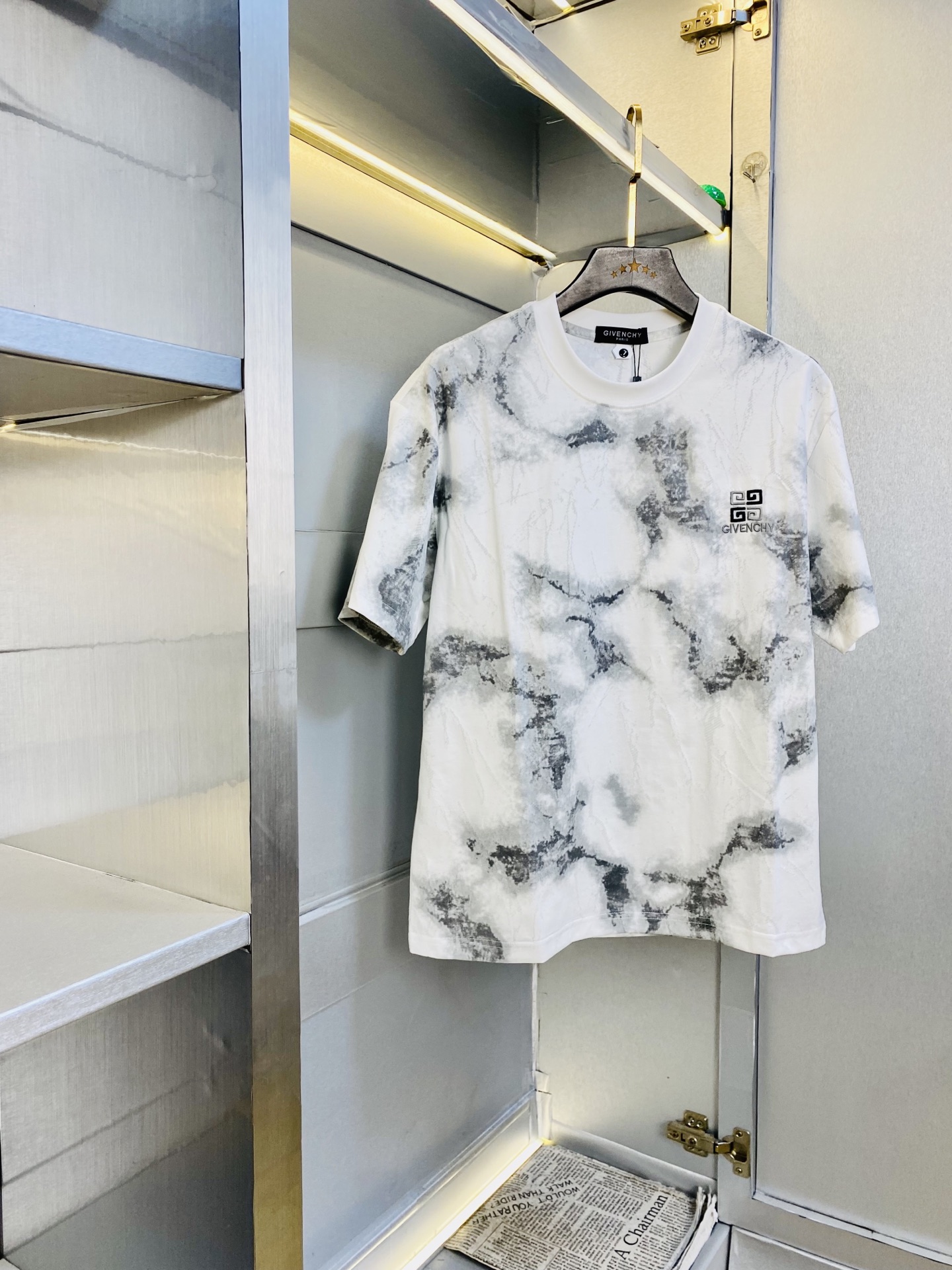 NO:756529,Wearing 190 pounds of Givenchy. Original quality. 2026 latest short-sleeved T-shirt. Selected counter custom-made top-grade mercerized cotton imported fabrics. All details are perfectly crafted and reproduced 1:1 to restore 100% authenticity. Original hardware. High-end customized accessories. Original factory original label. The upper body effect is amazing!  Size M-3XL,,givenchy,givenchy,T-shirt,tees,t-shirt,19860909穿190斤 纪梵希Givenchy 原单品质 2026最新款 短袖T恤 精选专柜订制顶级丝光棉进口面料 所有细节做工完美1比1复刻 还原正品百分百 原版五金 高端订制辅料 原厂原标 上身效果超赞！码数M-3XL,,givenchy,givenchy,T-shirt,tees，t-shirt,,Men's clothing