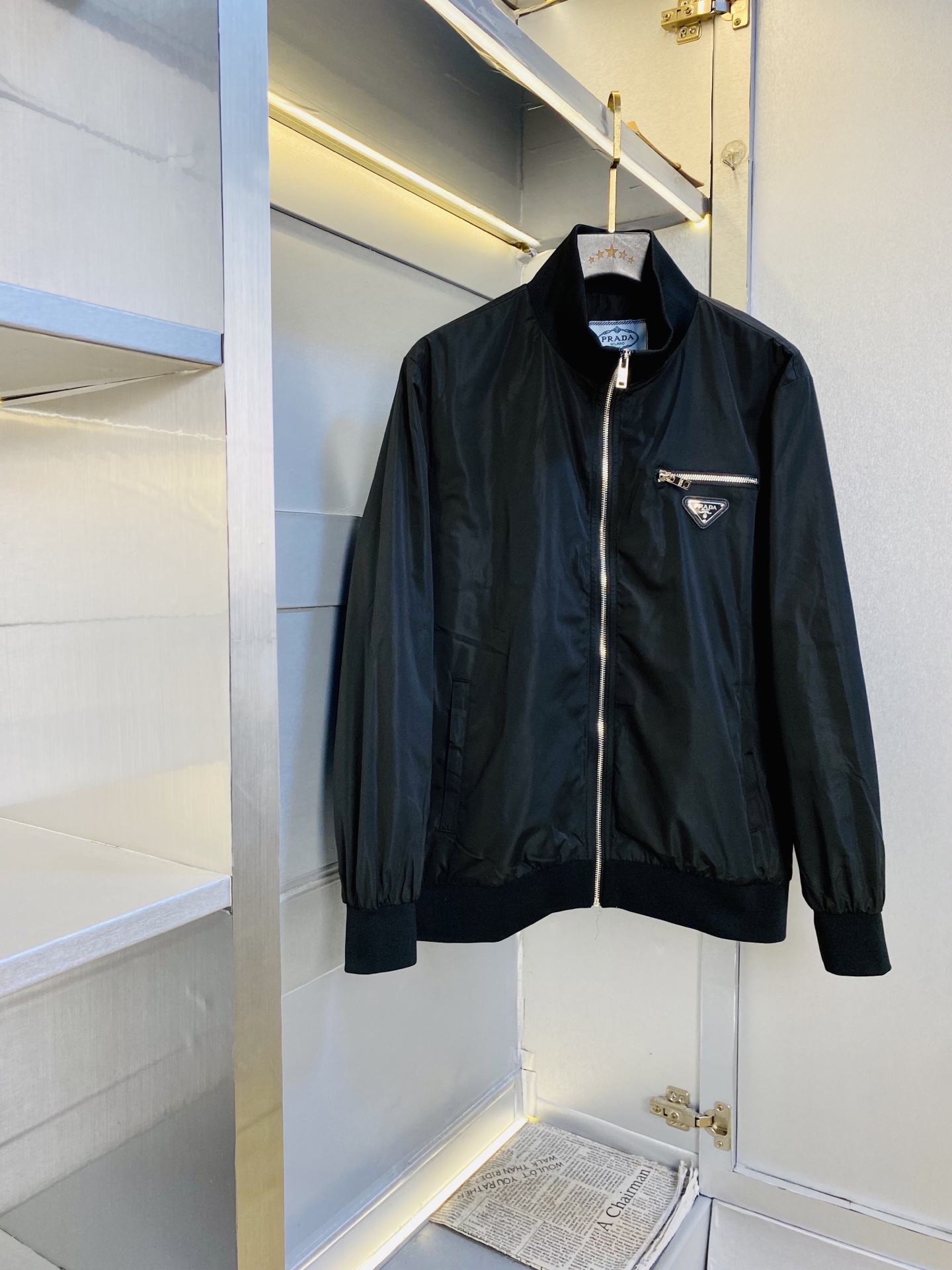 NO:773491,The original item from the official website can wear 200 pounds of Prada 2026 spring style!  New coat, jacket and windproof coat. High version and high quality. The same original fabric as the Internet celebrity star. Open mold to customize hardware accessories. Very comfortable. Super versatile and good-looking coat. Non-common version in the market. Compare at will. Quality is absolutely guaranteed. Color pictures and colors. Sizes M-3XL,, prada, prada, jackets & coats, jackets & coats,19860909官网原单货 可穿200斤普拉达Prada 2026春款！新款外套夹克防风衣 高版本高品质 原版面料网红明星同款 开模定制五金辅料 感非常舒服 超级百搭好看的一款外套 非市场普通版本 随意对比 品质绝对保证 颜色图色 尺码M-3XL,,prada,prada,jackets & coats,jackets & coats,,Men's clothing