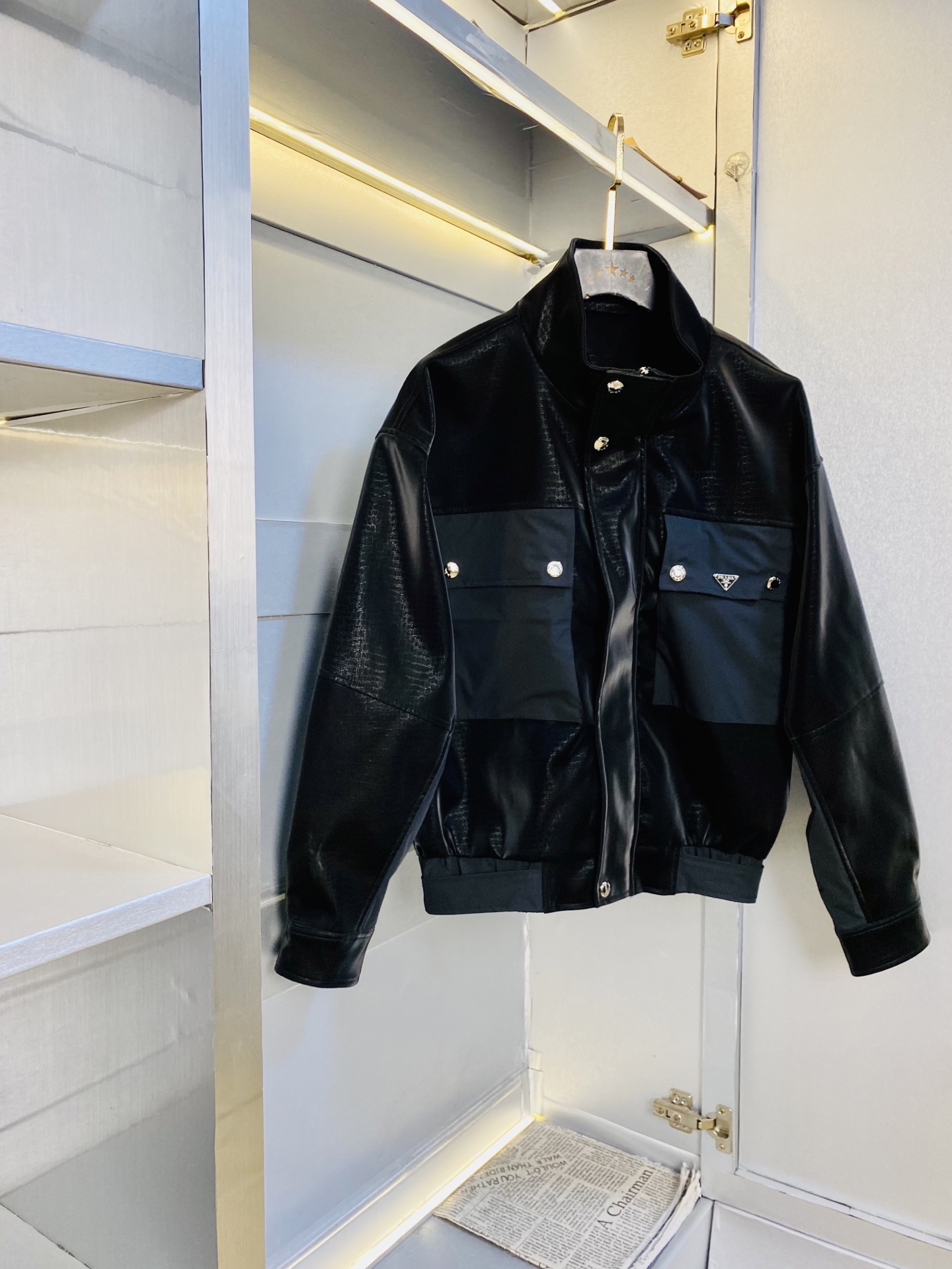NO:773489,The original item from the official website can wear 240 pounds of Prada 2026 spring style!  New leather jacket and windproof jacket. High version and high quality. Original fabric of the same style as Internet celebrity stars. Mold customization of hardware accessories. Very comfortable. Super versatile and good-looking jacket. Non-common version in the market. Compare at will. Quality is absolutely guaranteed. Color pictures and colors. Sizes M-3XL (175/130 pounds wear M),, prada, prada, jackets & coats, jackets & coats, leather jacket,19860909官网原单货 可穿240斤普拉达Prada 2026春款！新款皮衣外套夹克防风衣 高版本高品质 原版面料网红明星同款 开模定制五金辅料 感非常舒服 超级百搭好看的一款外套 非市场普通版本 随意对比 品质绝对保证 颜色图色 尺码M-3XL（175/130斤穿M）,,prada,prada,jackets & coats,jackets & coats,leather jacket,,Men's clothing