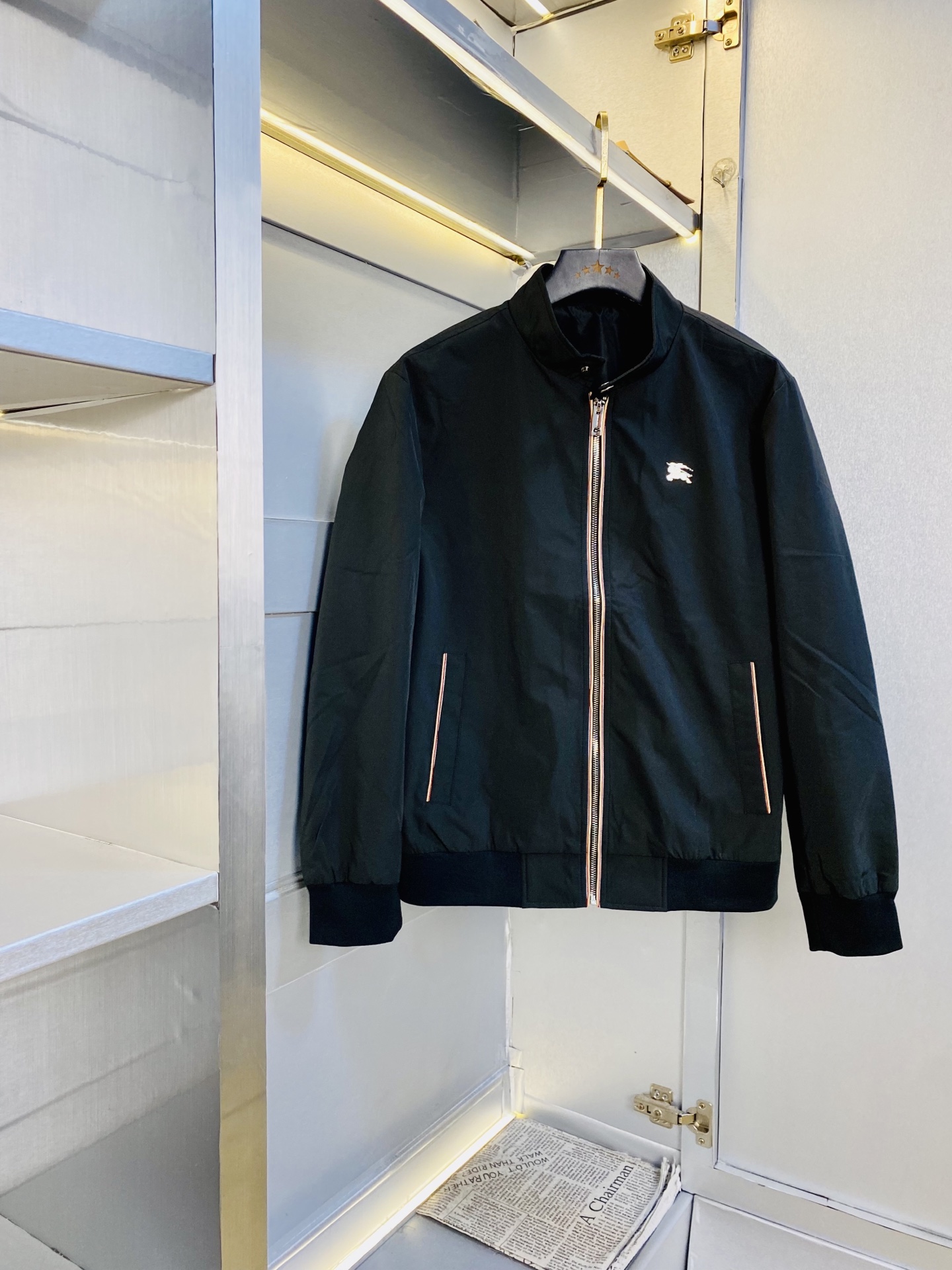 NO:773485,The original item from the official website can wear 200 pounds of Burberry 2026 spring style!  New coat, jacket and windproof coat. High version and high quality. The same original fabric as the internet celebrity. Mold customization of hardware and accessories. Very comfortable. Super versatile and good-looking coat. Not the ordinary version in the market. Compare at will. Quality is absolutely guaranteed. Color pictures and colors. Sizes M-3XL,,burberry,burberry,jackets & coats,jackets & coats,19860909官网原单货 可穿200斤巴宝莉Burberry 2026春款！新款外套夹克防风衣 高版本高品质 原版面料网红明星同款 开模定制五金辅料 感非常舒服 超级百搭好看的一款外套 非市场普通版本 随意对比 品质绝对保证 颜色图色 尺码M-3XL,,burberry,burberry,jackets & coats,jackets & coats,,Men's clothing