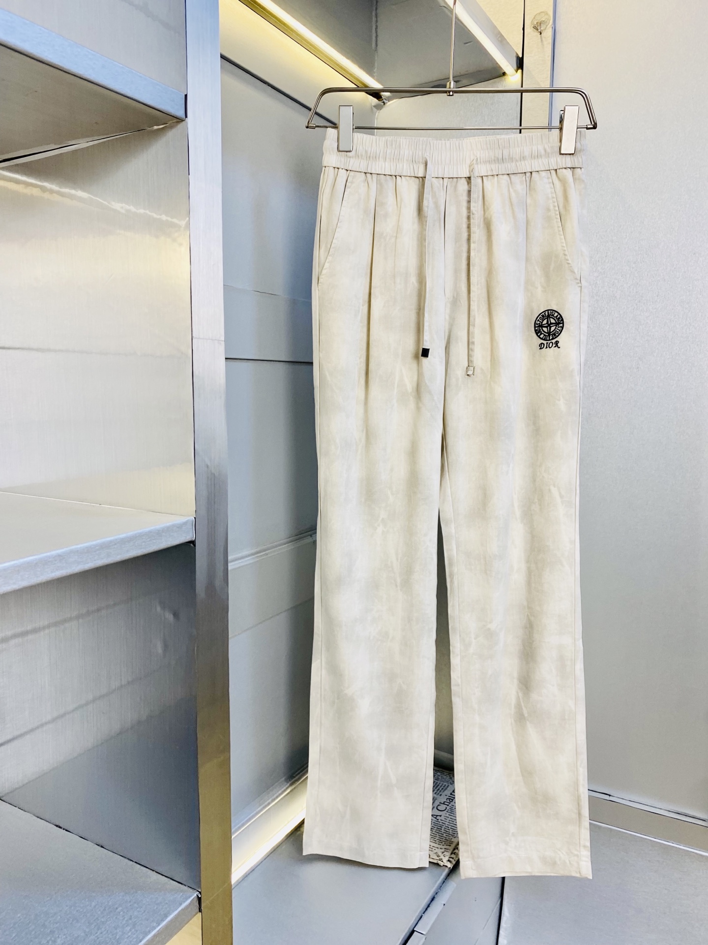 NO:839351,The original item from the official website can wear 220 pounds of Dior. Simple and fashionable. Cotton and linen casual pants, sweatpants, elastic pants, trousers, straight pants, very comfortable to wear, low-key yet luxurious. It is very classy to wear, and the style and cut of the pants need no introduction. The upper body is exquisite and vivid. Really first-class and top-quality materials. Really top-grade casual pants and elastic pants, using Turkish cotton to produce the most famous denim fabric. The quality is outstanding, and the pants are very soft after heavy washing!  The straight-leg version is not picky, the upper body is absolutely stylish, the expert design is extremely luxurious. Size: M-4XL,, dior, dior,19860909官网原单货 可穿220斤迪奥Dior 简约时尚 棉麻休闲裤卫裤松紧裤长裤直筒裤身穿着非常舒适 低调不失奢华 穿出去非常有档次,裤型款式和裁剪亦无需多言 上身精致跃然.真正一等一顶级质料 真正殿堂级的休闲裤松紧裤,选用土耳其的棉花 生产出最有名的单宁布 品质卓然,经过重水洗使得裤子很柔软！直脚的版型 不挑人 上身绝对的有型 达人设计 极度奢华.码数:M-4XL,,dior,dior,,Men's clothing