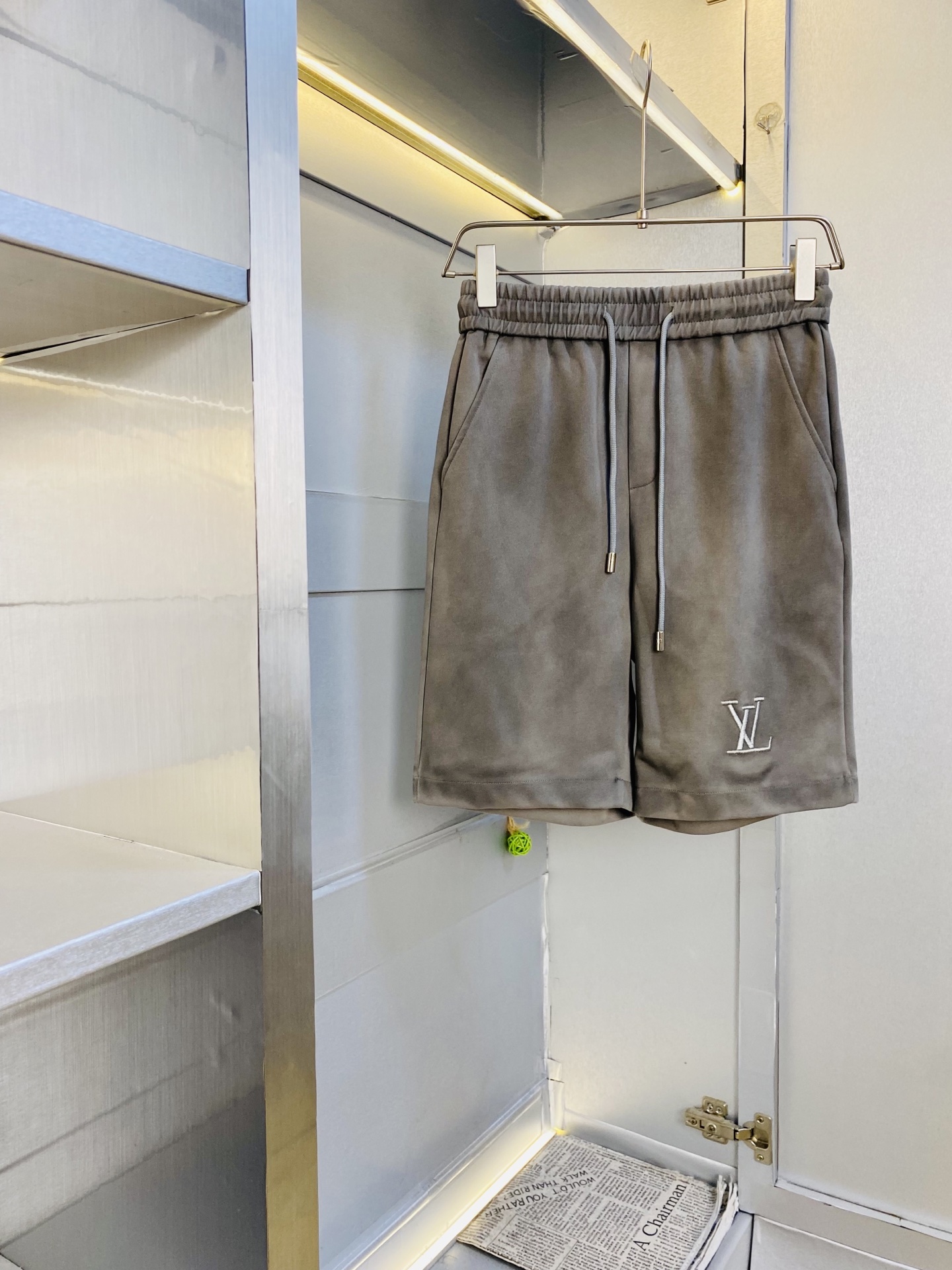 NO:839346,Original item, can wear 210 pounds of Louis Vuitton Lv 2026 new summer shorts, five-quarter pants, medium pants, available at the counter simultaneously, hardware belt logo, fashionable casual pants, imported original fabrics, upper body comfortable and breathable, top craftsmanship pattern, waist technology threaded surround, extremely high grade, super correct version, fashionable and stylish upper body!  A must-have for your spring and summer wardrobe!  Size M-3XL,,louis vuitton,louis vuitton,shorts,19860909原单货 可穿210斤路易威登Lv 2026 夏季新品短裤 五分裤 中裤 专柜同步有售,五金带Logo,时尚休闲裤 ,进口原版面料,上身舒适透气,顶级工艺图案,腰围工艺螺纹围接,档次极高,版型超正,上身时尚有型！春夏衣橱必备单品！尺码M-3XL,,louis vuitton,louis vuitton,shorts,,Men's clothing