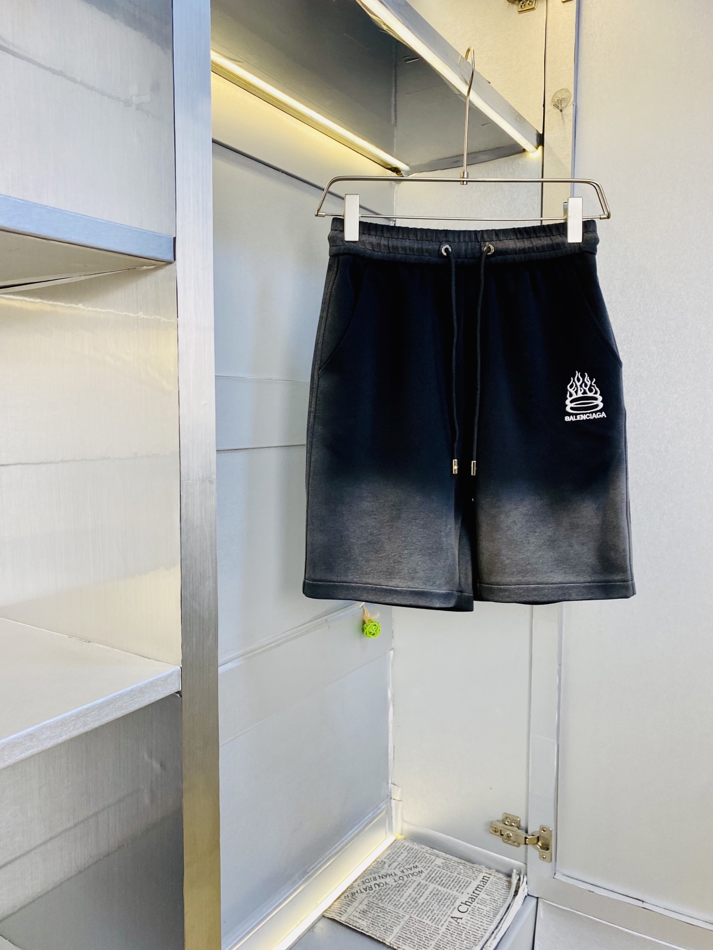 NO:839341,The original item can be worn up to 210 pounds. Balenciaga 2026 new summer shorts, five-quarter pants and medium pants are available at the counter. Hardware belt logo, fashionable casual pants, imported original fabrics, comfortable and breathable upper body, top craftsmanship pattern, waistband threaded surround, extremely high grade, super correct version, fashionable and stylish upper body!  A must-have for your spring and summer wardrobe!  Size M-3XL,,balenciaga,balenciaga,shorts,19860909原单货 可穿210斤巴黎世家Balenciaga 2026 夏季新品短裤 五分裤 中裤 专柜同步有售,五金带Logo,时尚休闲裤 ,进口原版面料,上身舒适透气,顶级工艺图案,腰围工艺螺纹围接,档次极高,版型超正,上身时尚有型！春夏衣橱必备单品！尺码M-3XL,,balenciaga,balenciaga,shorts,,Men's clothing