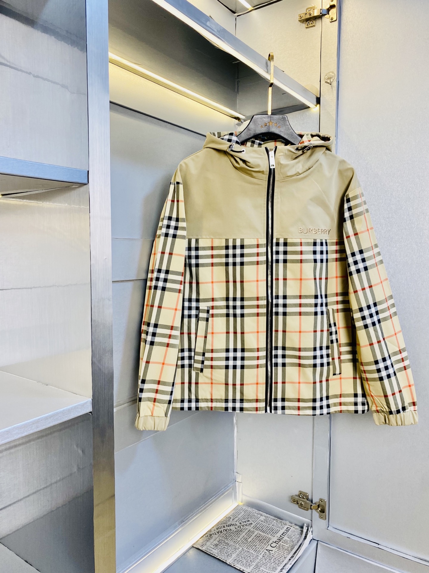 NO:839266,The original item from the official website can wear 200 pounds of Burberry 2026 spring style!  New coat, jacket and windproof coat. High version and high quality. The same original fabric as the internet celebrity. Mold customization of hardware and accessories. Very comfortable. Super versatile and good-looking coat. Not the ordinary version in the market. Compare at will. Quality is absolutely guaranteed. Color pictures and colors. Sizes M-3XL,,burberry,burberry,jackets & coats,jackets & coats,19860909官网原单货 可穿200斤巴宝莉Burberry 2026春款！新款外套夹克防风衣 高版本高品质 原版面料网红明星同款 开模定制五金辅料 感非常舒服 超级百搭好看的一款外套 非市场普通版本 随意对比 品质绝对保证 颜色图色 尺码M-3XL,,burberry,burberry,jackets & coats,jackets & coats,,Men's clothing