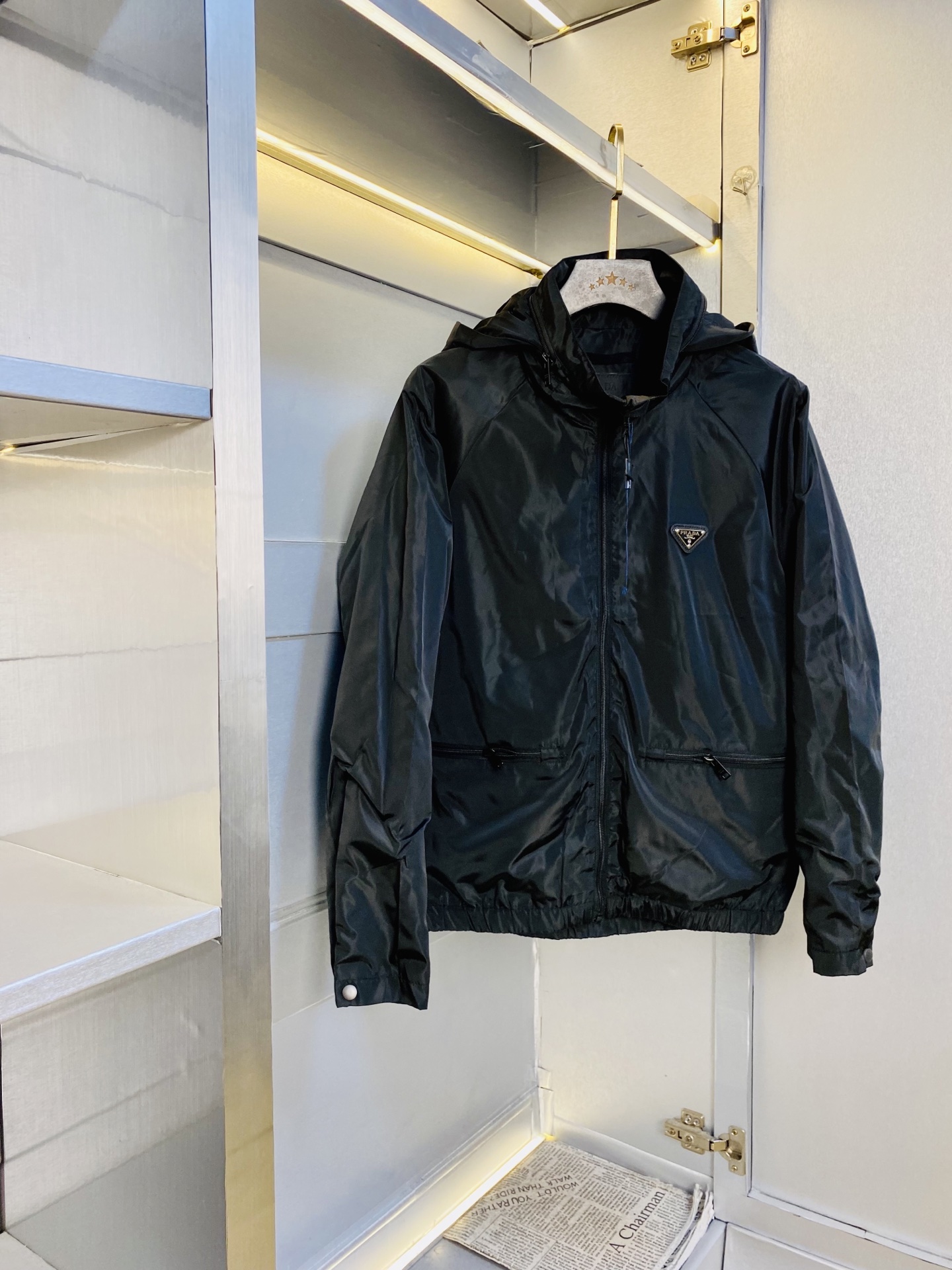 NO:839276,The original item from the official website can wear 200 pounds of Prada 2026 spring style!  New coat, jacket and windproof coat. High version and high quality. The same original fabric as the Internet celebrity star. Open mold to customize hardware accessories. Very comfortable. Super versatile and good-looking coat. Non-common version in the market. Compare at will. Quality is absolutely guaranteed. Color pictures and colors. Sizes M-3XL,, prada, prada, jackets & coats, jackets & coats,19860909官网原单货 可穿200斤普拉达Prada 2026春款！新款外套夹克防风衣 高版本高品质 原版面料网红明星同款 开模定制五金辅料 感非常舒服 超级百搭好看的一款外套 非市场普通版本 随意对比 品质绝对保证 颜色图色 尺码M-3XL,,prada,prada,jackets & coats,jackets & coats,,Men's clothing
