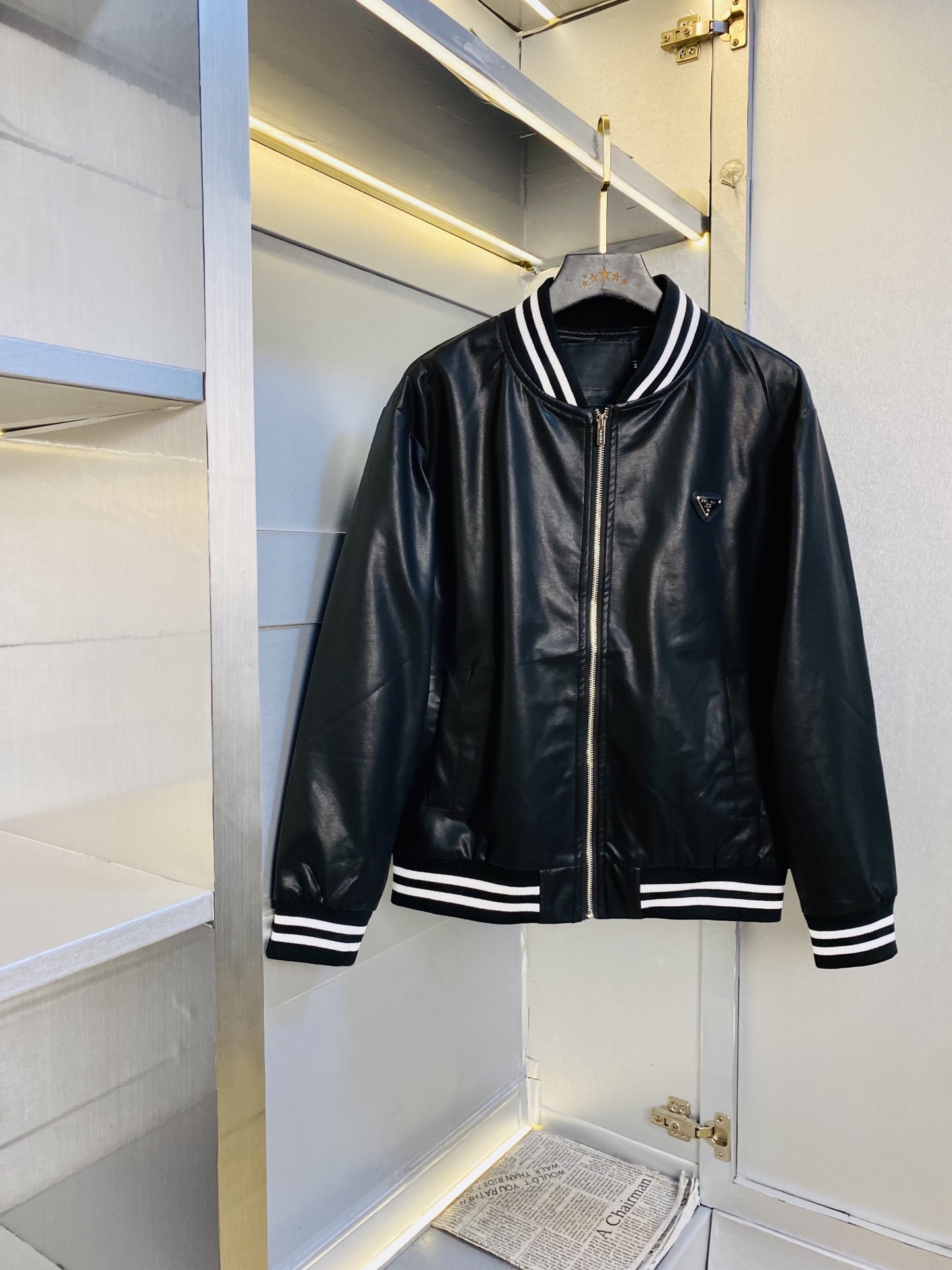 NO:839281,The original item from the official website can wear 200 pounds of Prada 2026 spring style!  New leather jacket and windproof jacket. High version and high quality. The original fabric is the same as that of Internet celebrity stars. Open mold to customize hardware accessories. Very comfortable. Super versatile and good-looking jacket. Not a common version in the market. Compare at will. Quality is absolutely guaranteed. Color pictures and colors. Sizes M-3XL, prada, prada, jackets & coats, jackets & coats, leather jacket,19860909官网原单货 可穿200斤普拉达Prada 2026春款！新款皮衣外套夹克防风衣 高版本高品质 原版面料网红明星同款 开模定制五金辅料 感非常舒服 超级百搭好看的一款外套 非市场普通版本 随意对比 品质绝对保证 颜色图色 尺码M-3XL,,prada,prada,jackets & coats,jackets & coats,leather jacket,,Men's clothing