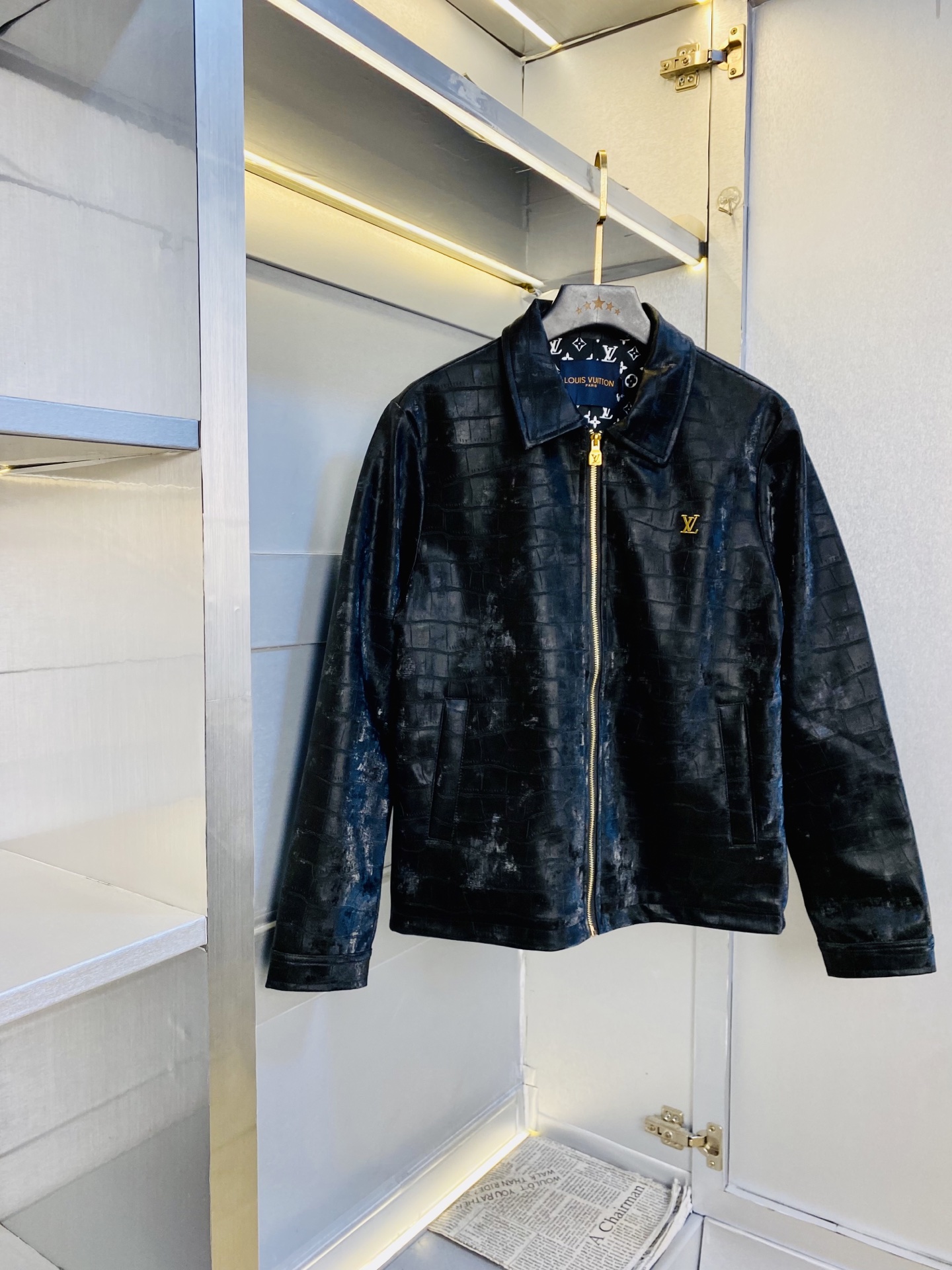 NO:839286,The original item from the official website can wear 200 pounds of Louis Vuitton Lv 2026 spring style!  New leather jacket, windproof jacket, high version, high quality, same style as the original fabric, customized hardware and accessories, very comfortable, super versatile and good-looking jacket, non-common version on the market, free comparison, absolutely guaranteed quality, color pictures, size M-3XL,, louis vuitton, louis vuitton, jackets & coats, jackets & coats, leather jacket,19860909官网原单货 可穿200斤路易威登Lv 2026春款！新款皮衣外套夹克防风衣 高版本高品质 原版面料网红明星同款 开模定制五金辅料 感非常舒服 超级百搭好看的一款外套 非市场普通版本 随意对比 品质绝对保证 颜色图色 尺码M-3XL,,louis vuitton,louis vuitton,jackets & coats,jackets & coats,leather jacket,,Men's clothing