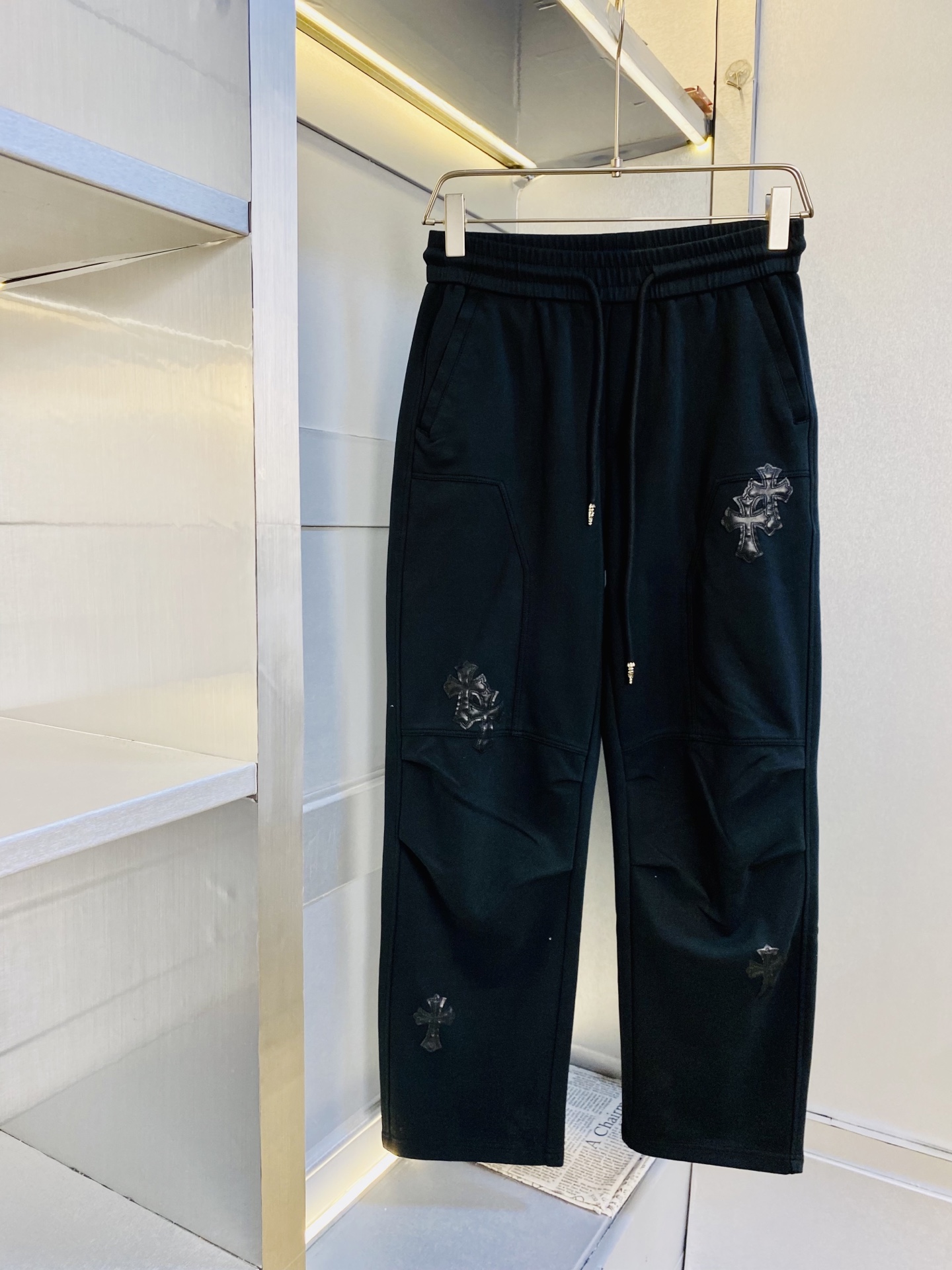 NO:839291,The original item from the official website can wear 210 pounds of Chrome Hearts. It is simple and fashionable. Casual pants, sweat pants, elastic pants, straight-leg pants, long pants, very comfortable to wear, low-key yet luxurious. It is very classy to wear, and the style and tailoring of the pants need not be said. The upper body is exquisite and vivid. Really first-class and top-quality materials. Really top-grade casual pants and elastic pants, using Turkish cotton to produce the most famous denim fabric. The quality is outstanding, and the pants are very soft after heavy washing!  The straight-leg version is not picky, the upper body is absolutely stylish, the expert design is extremely luxurious. Size: M-3XL,,chrome hearts,chrome hearts,19860909官网原单货 可穿210斤克罗心Chrome Hearts简约时尚 休闲裤卫裤松紧裤直筒裤长裤身穿着非常舒适 低调不失奢华 穿出去非常有档次,裤型款式和裁剪亦无需多言 上身精致跃然.真正一等一顶级质料 真正殿堂级的休闲裤松紧裤,选用土耳其的棉花 生产出最有名的单宁布 品质卓然,经过重水洗使得裤子很柔软！直脚的版型 不挑人 上身绝对的有型 达人设计 极度奢华.码数:M-3XL,,chrome hearts,chrome hearts,,Men's clothing