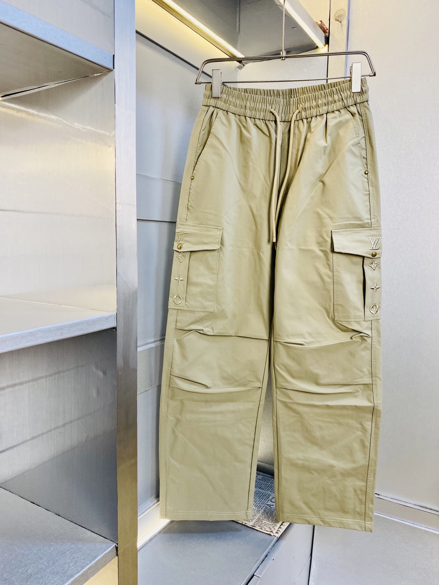 NO:839296,The original item from the official website can wear 210 pounds of Louis Vuitton Lv. It is simple and fashionable. Casual pants, sweat pants, elastic pants, straight-leg pants, long pants, very comfortable to wear, low-key yet luxurious. It is very classy to wear, and the style and tailoring of the pants need no introduction. The upper body is exquisite and vivid. Really first-class top quality materials. Really top-grade casual pants and elastic pants, using Turkish cotton to produce the most famous denim fabric. The quality is outstanding, and the pants are very soft after heavy washing!  The straight-leg version is not picky and the upper body is absolutely stylish. The expert design is extremely luxurious. Size: M-3XL, Louis Vuitton, Louis Vuitton,19860909官网原单货 可穿210斤路易威登Lv 简约时尚 休闲裤卫裤松紧裤直筒裤长裤身穿着非常舒适 低调不失奢华 穿出去非常有档次,裤型款式和裁剪亦无需多言 上身精致跃然.真正一等一顶级质料 真正殿堂级的休闲裤松紧裤,选用土耳其的棉花 生产出最有名的单宁布 品质卓然,经过重水洗使得裤子很柔软！直脚的版型 不挑人 上身绝对的有型 达人设计 极度奢华.码数:M-3XL,,louis vuitton,louis vuitton,,Men's clothing