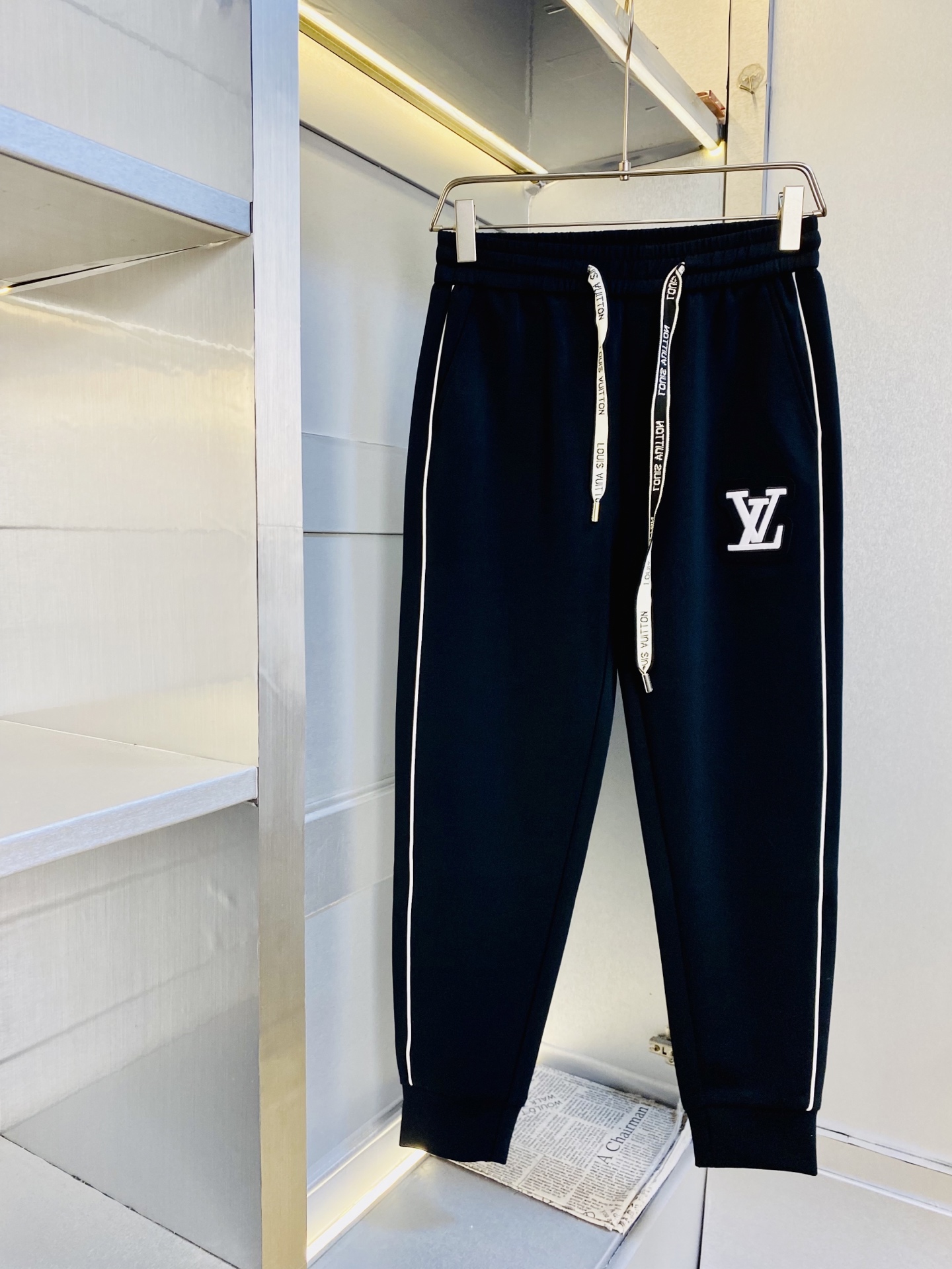 NO:839301,The original item from the official website can wear 200 pounds of Louis Vuitton Lv. Simple and fashionable. Casual pants, sweatpants, elastic pants, straight-leg pants, long pants, very comfortable to wear, low-key yet luxurious. It is very classy to wear, and the style and tailoring of the pants need no introduction. The upper body is exquisite and vivid. Really first-class top quality materials. Really top-grade casual pants and elastic pants, using Turkish cotton to produce the most famous denim fabric. The quality is outstanding, and the pants are very soft after heavy washing!  The straight-leg version is not picky and the upper body is absolutely stylish. The expert design is extremely luxurious. Size: M-3XL, Louis Vuitton, Louis Vuitton,19860909官网原单货 可穿200斤路易威登Lv 简约时尚 休闲裤卫裤松紧裤直筒裤长裤身穿着非常舒适 低调不失奢华 穿出去非常有档次,裤型款式和裁剪亦无需多言 上身精致跃然.真正一等一顶级质料 真正殿堂级的休闲裤松紧裤,选用土耳其的棉花 生产出最有名的单宁布 品质卓然,经过重水洗使得裤子很柔软！直脚的版型 不挑人 上身绝对的有型 达人设计 极度奢华.码数:M-3XL,,louis vuitton,louis vuitton,,Men's clothing