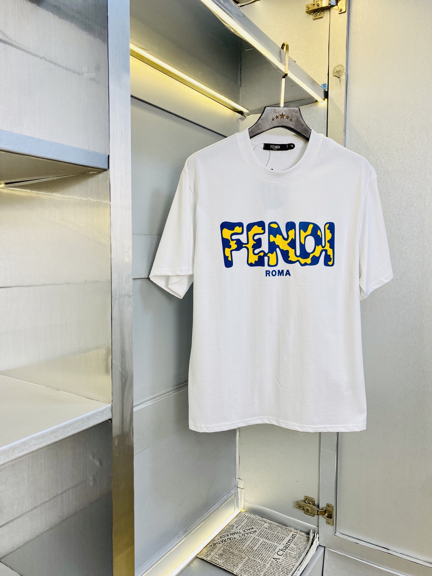 NO:839272,The same style on the official website can be worn up to 210 pounds. Fendi original quality. 2026 latest short-sleeved. Selected counters to customize top-grade pure cotton imported fabrics. All details are perfectly made and reproduced 1:1 to restore 100% authenticity. Original hardware. High-end customized accessories. Original factory original label. The upper body effect is great. Size L-4XL,,fendi,fendi,T-shirt,19860909官网同款可穿210斤 芬迪Fendi 原单品质 2026最新款短袖 精选专柜订制顶级纯棉进口面料 所有细节做工完美1比1复刻 还原正品百分百 原版五金 高端订制辅料 原厂原标 上身效果超赞 码数 L-4XL,,fendi,fendi,T-shirt,,Men's clothing