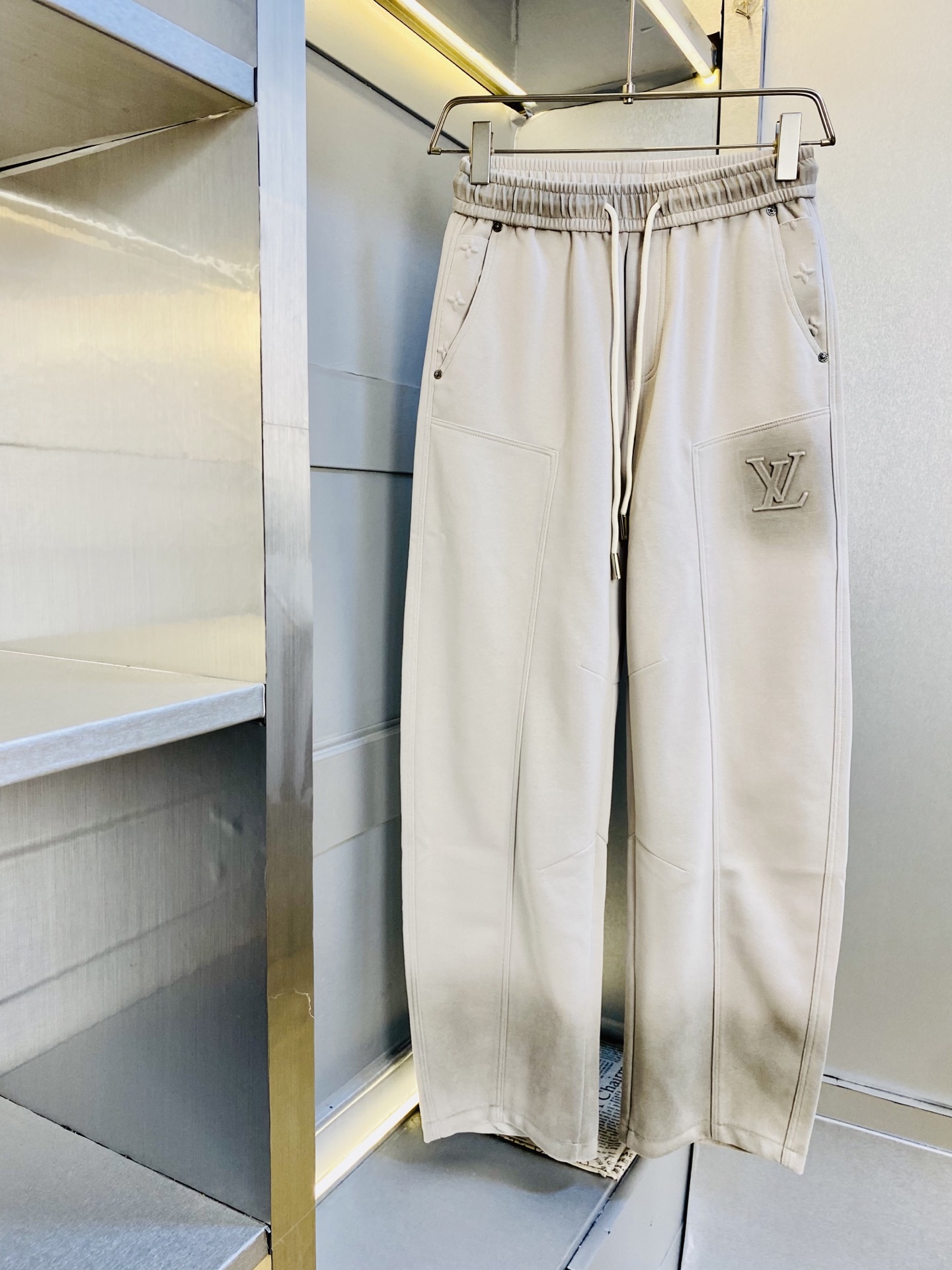 NO:839306,The original item from the official website can wear 200 pounds of Louis Vuitton Lv. Simple and fashionable, spring casual pants, sweatpants, elastic pants, straight-leg pants, long pants, very comfortable to wear, low-key yet luxurious, very classy to wear, and the style and cut of the pants need no introduction. The upper body is exquisite and vivid. Really first-class top quality materials. Really top-grade casual pants and elastic pants, using Turkish cotton to produce the most famous denim fabric. The quality is outstanding, and the pants are very soft after heavy washing!  The straight-leg version is not picky and the upper body is absolutely stylish. The expert design is extremely luxurious. Size: M-3XL, Louis Vuitton, Louis Vuitton,19860909官网原单货 可穿200斤路易威登Lv 简约时尚 春款休闲裤卫裤松紧裤直筒裤长裤身穿着非常舒适 低调不失奢华 穿出去非常有档次,裤型款式和裁剪亦无需多言 上身精致跃然.真正一等一顶级质料 真正殿堂级的休闲裤松紧裤,选用土耳其的棉花 生产出最有名的单宁布 品质卓然,经过重水洗使得裤子很柔软！直脚的版型 不挑人 上身绝对的有型 达人设计 极度奢华.码数:M-3XL,,louis vuitton,louis vuitton,,Men's clothing