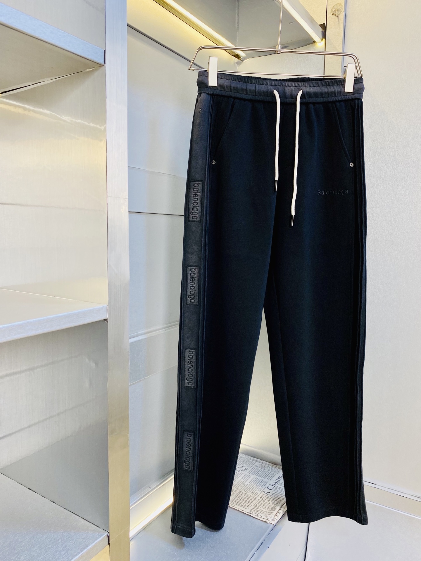 NO:839267,Original item from the official website, can wear 200 pounds of Balenciaga, simple and fashionable, spring casual pants, sweatpants, elastic pants, straight pants, long pants, very comfortable to wear, low-key yet luxurious, very classy to wear, no need to say much about the style and tailoring of the pants, the upper body is exquisite and vivid. Really first-class top quality, truly palace-level casual pants and elastic pants, using Turkish cotton to produce the most famous denim fabric  The quality is outstanding, the pants are very soft after heavy washing!  The straight-leg version is not picky, the upper body is absolutely stylish, the expert design is extremely luxurious. Size: M-3XL,,balenciaga,balenciaga,19860909官网原单货 可穿200斤巴黎世家Balenciaga 简约时尚 春款休闲裤卫裤松紧裤直筒裤长裤身穿着非常舒适 低调不失奢华 穿出去非常有档次,裤型款式和裁剪亦无需多言 上身精致跃然.真正一等一顶级质料 真正殿堂级的休闲裤松紧裤,选用土耳其的棉花 生产出最有名的单宁布 品质卓然,经过重水洗使得裤子很柔软！直脚的版型 不挑人 上身绝对的有型 达人设计 极度奢华.码数:M-3XL,,balenciaga,balenciaga,,Men's clothing