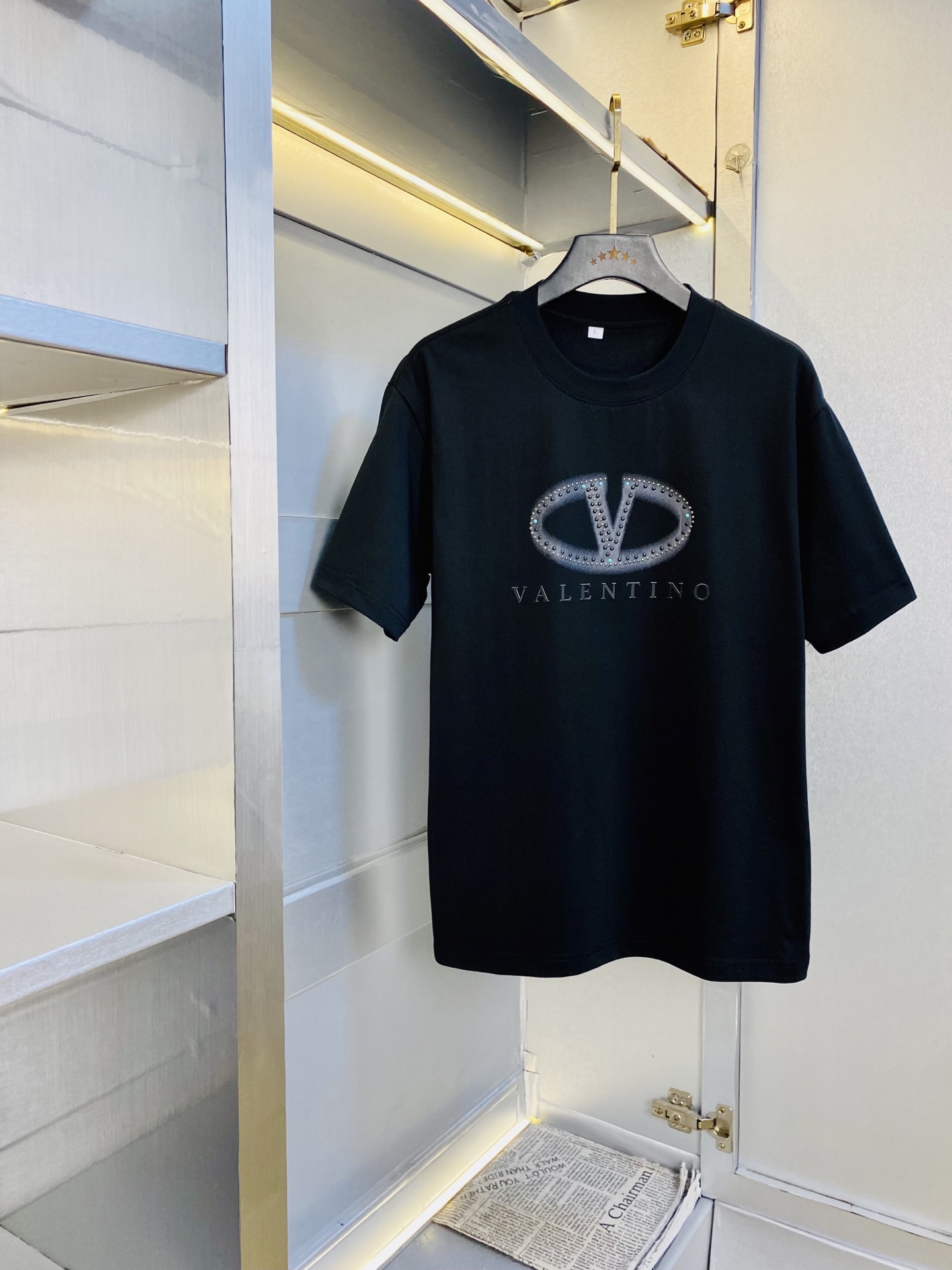 NO:839312,Wearing 210 pounds, Good News for Fatty Valentino. Original quality. 2026 latest men's short-sleeved T-shirt. Selected counters to customize top-grade imported fabrics. All details are perfectly crafted and reproduced 1:1. Restore to 100% authentic. Original hardware. High-end customized accessories. Original factory label. The upper body effect is great!  The size is too large M-4XL,,valentino,valentino,T-shirt,tees,t-shirt,19860909穿210斤 胖子福音华伦天奴Valentino 原单品质 2026最新款 男装短袖T恤 精选专柜订制顶级进口面料 所有细节做工完美1比1复刻 还原正品百分百 原版五金 高端订制辅料 原厂原标 上身效果超赞！码数偏大M-4XL,,valentino,valentino,T-shirt,tees，t-shirt,,Men's clothing