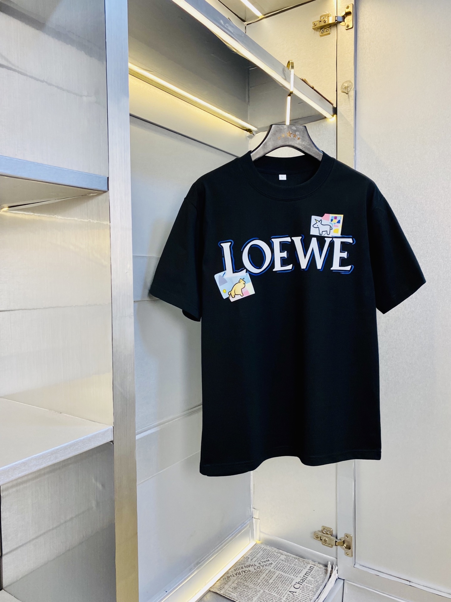 NO:839287,Wearing 210 pounds, the fat man's gospel Loewe, original order quality, 2026 latest men's short-sleeved T-shirt, selected counter custom-made top imported fabrics, all details are perfectly made, 1:1 replica, 100% authentic, original hardware, high-end customized accessories, original factory original label, the upper body effect is amazing!  The size is too large M-4XL,,loewe,loewe,T-shirt,tees,t-shirt,19860909穿210斤 胖子福音罗意威Loewe 原单品质 2026最新款 男装短袖T恤 精选专柜订制顶级进口面料 所有细节做工完美1比1复刻 还原正品百分百 原版五金 高端订制辅料 原厂原标 上身效果超赞！码数偏大M-4XL,,loewe,loewe,T-shirt,tees，t-shirt,,Men's clothing