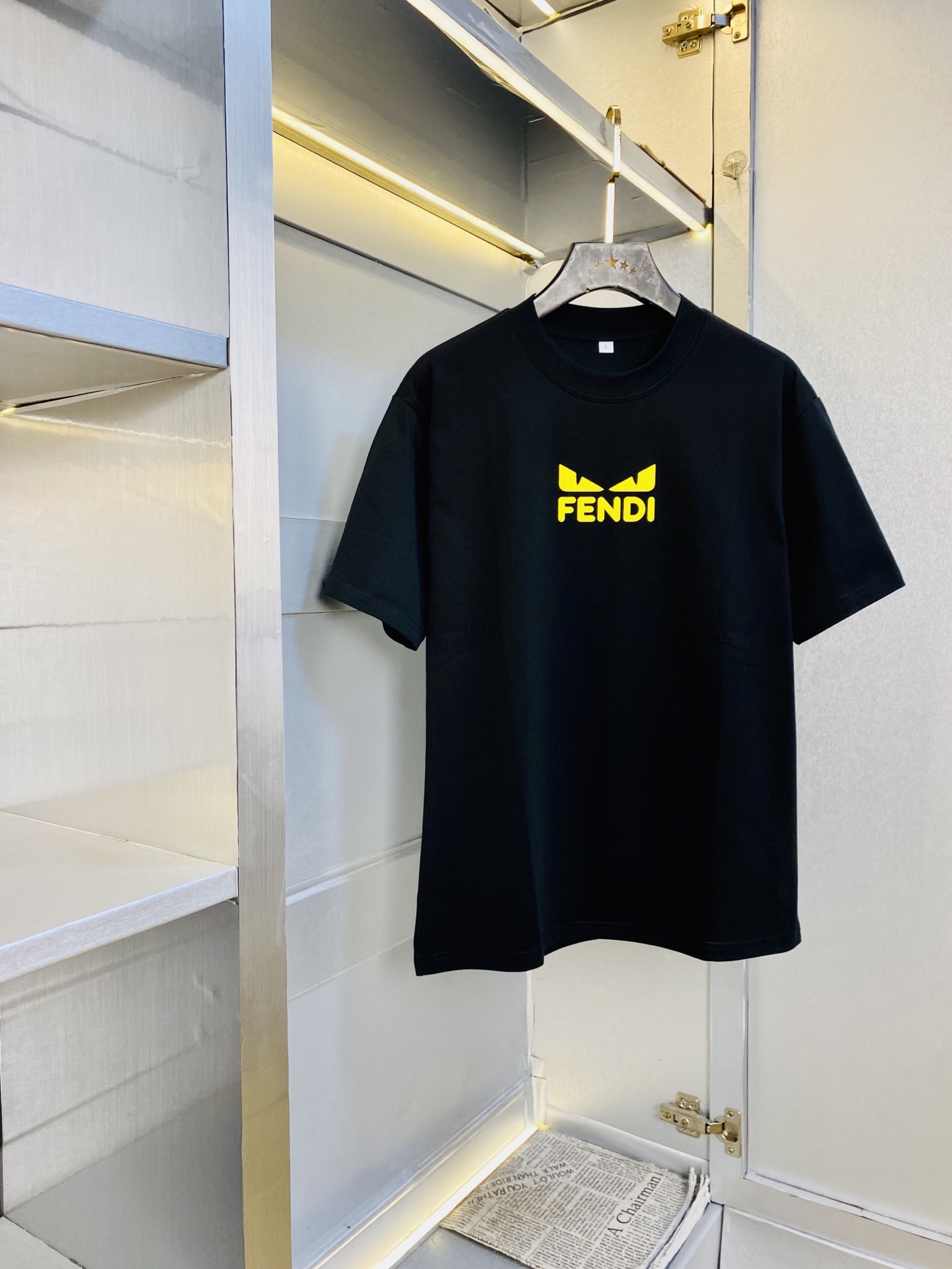 NO:839292,Wearing 210 pounds, the fat man's gospel Fendi original order quality 2026 latest men's short-sleeved T-shirt selected counter custom-made top imported fabrics all details are perfectly made 1:1 replica to restore 100% genuine original hardware high-end customized accessories original factory original label The upper body effect is amazing!  The size is too large M-4XL,,fendi,fendi,T-shirt,tees,t-shirt,19860909穿210斤 胖子福音芬迪Fendi 原单品质 2026最新款 男装短袖T恤 精选专柜订制顶级进口面料 所有细节做工完美1比1复刻 还原正品百分百 原版五金 高端订制辅料 原厂原标 上身效果超赞！码数偏大M-4XL,,fendi,fendi,T-shirt,tees，t-shirt,,Men's clothing