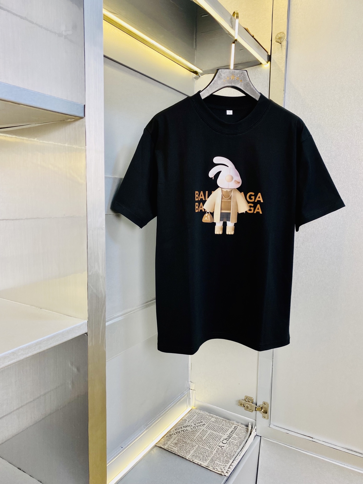 NO:844420,Wearing 210 pounds, Balenciaga's gospel for fat people. Original quality. 2026 latest men's short-sleeved T-shirt. Selected counters to customize top-grade imported fabrics. All details are perfectly made and 1:1 reproduced. 100% authentic. Original hardware. High-end customized accessories. Original factory label. The upper body effect is great!  The size is too large M-4XL,,balenciaga,balenciaga,T-shirt,tees,t-shirt,19860909穿210斤 胖子福音巴黎世家Balenciaga 原单品质 2026最新款 男装短袖T恤 精选专柜订制顶级进口面料 所有细节做工完美1比1复刻 还原正品百分百 原版五金 高端订制辅料 原厂原标 上身效果超赞！码数偏大M-4XL,,balenciaga,balenciaga,T-shirt,tees，t-shirt,,Men's clothing