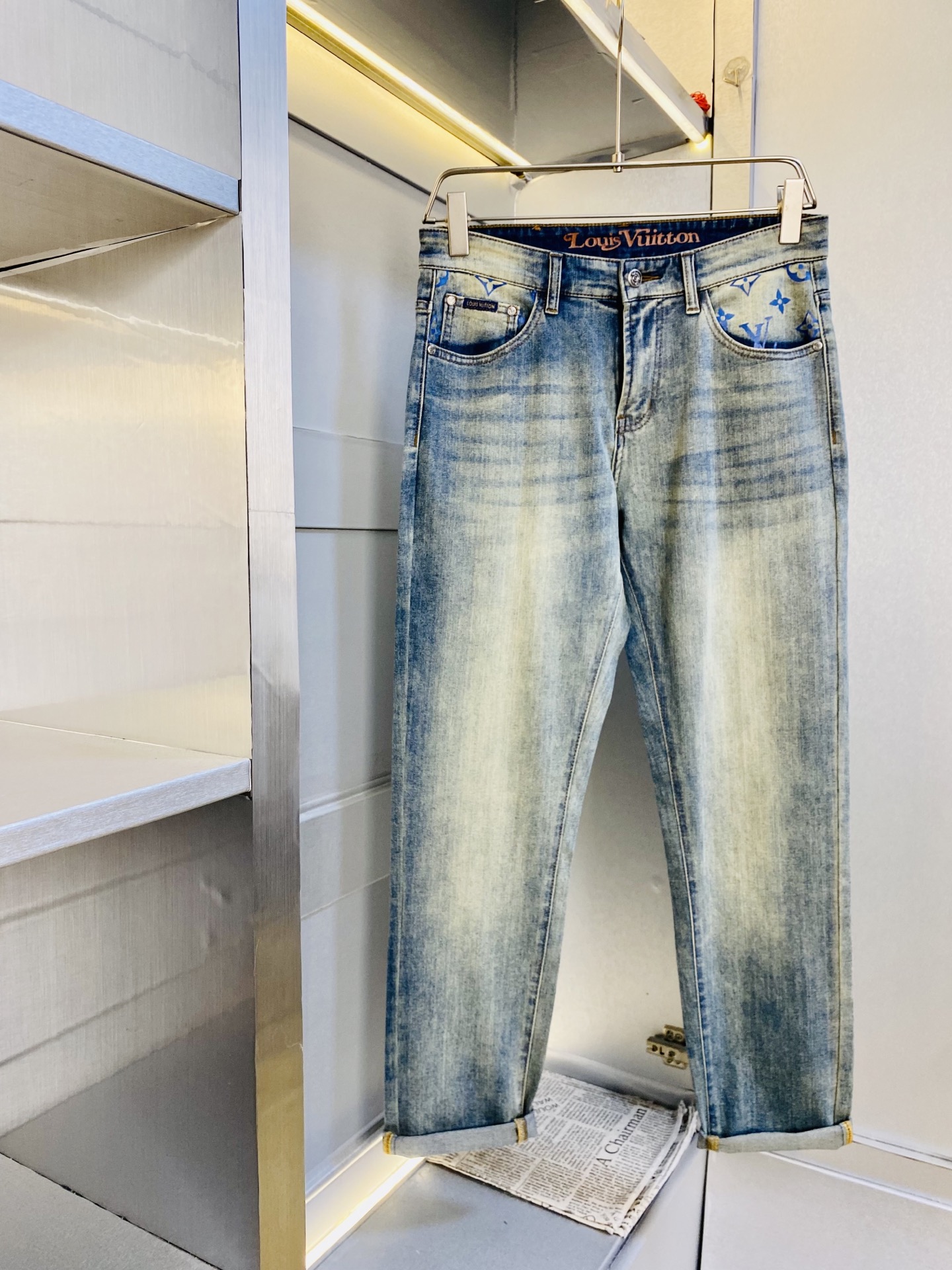 NO:844421,The original item can wear 220 pounds. Louis Vuitton Lv 2026 new thin jeans are available at the counter at the same time. Fashionable casual stretch jeans, imported original fabrics, upper body comfortable and breathable, top craftsmanship hardware accessories. Extremely high grade, super correct version, fashionable and stylish upper body!  A wardrobe essential!  Size 29-40,,louis vuitton,louis vuitton,jeans,19860909原单货 可穿220斤路易威登Lv 2026薄款牛仔裤新款专柜同步有售,时尚休闲裤弹力牛仔裤,进口原版面料,上身舒适透气,顶级工艺五金配饰.档次极高,版型超正,上身时尚有型！衣橱必备单品！尺码29-40,,louis vuitton,louis vuitton,jeans,,Men's clothing
