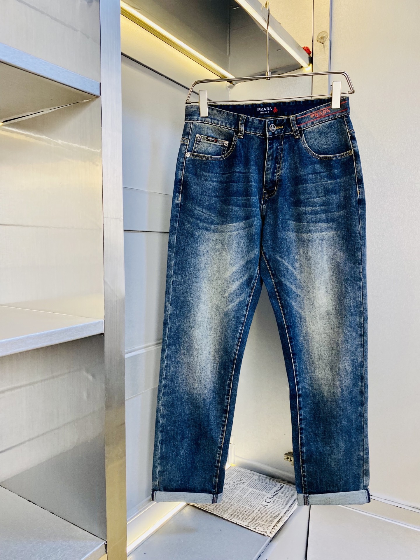 NO:844392,The original item can be worn up to 220 pounds. Prada 2026 new thin jeans are available at the counter at the same time. Fashionable casual stretch jeans, imported original fabrics, comfortable and breathable upper body, top-notch craftsmanship hardware accessories. Extremely high grade, super correct fit, fashionable and stylish upper body!  A wardrobe essential!  Size 29-40,,prada,prada,jeans,19860909原单货 可穿220斤普拉达Prada 2026薄款牛仔裤新款专柜同步有售,时尚休闲裤弹力牛仔裤,进口原版面料,上身舒适透气,顶级工艺五金配饰.档次极高,版型超正,上身时尚有型！衣橱必备单品！尺码29-40,,prada,prada,jeans,,Men's clothing