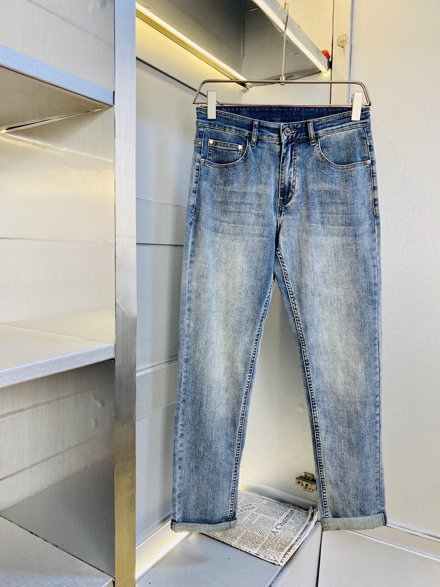 NO:844398,The original item can wear 220 pounds. Armani 2026 new thin jeans are available at the counter at the same time. Fashionable casual stretch jeans, imported original fabrics, comfortable and breathable upper body, top craftsmanship hardware accessories. Extremely high grade, super correct version, fashionable and stylish upper body!  A wardrobe essential!  Size 29-40,,armani,armani,jeans,19860909原单货 可穿220斤阿玛尼Armani 2026薄款牛仔裤新款专柜同步有售,时尚休闲裤弹力牛仔裤,进口原版面料,上身舒适透气,顶级工艺五金配饰.档次极高,版型超正,上身时尚有型！衣橱必备单品！尺码29-40,,armani,armani,jeans,,Men's clothing