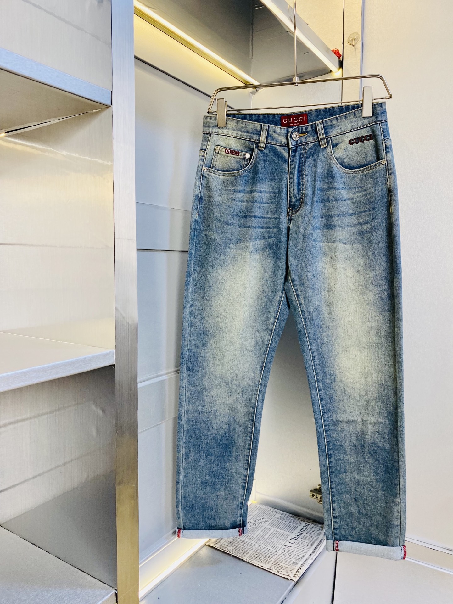 NO:844403,The original item can be worn up to 220 pounds. The new Gucci 2026 thin jeans are available at the counter at the same time. Fashionable casual stretch jeans, imported original fabrics, comfortable and breathable upper body, top-notch craftsmanship hardware accessories. Extremely high grade, super correct fit, fashionable and stylish upper body!  A wardrobe essential!  Size 29-40,,gucci,jeans,19860909原单货 可穿220斤古奇Gucci 2026薄款牛仔裤新款专柜同步有售,时尚休闲裤弹力牛仔裤,进口原版面料,上身舒适透气,顶级工艺五金配饰.档次极高,版型超正,上身时尚有型！衣橱必备单品！尺码29-40,,gucci,jeans,,Men's clothing