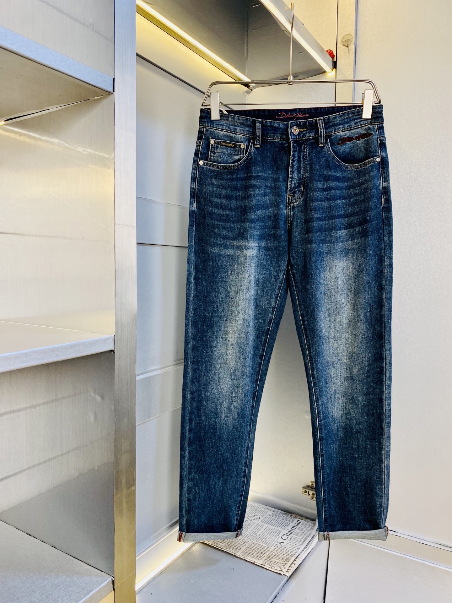 NO:844408,The original item can wear 220 pounds of Dolce & Gabbana D&G 2026 new thin jeans, which are available at the counter at the same time. Fashionable casual stretch jeans, imported original fabrics, comfortable and breathable upper body, top-notch craftsmanship hardware accessories. Extremely high grade, super correct fit, fashionable and stylish upper body!  A wardrobe essential!  Size 29-40,,Dolce&Gabbana,Dolce&Gabbana,jeans,19860909原单货 可穿220斤杜嘉班纳D&G 2026薄款牛仔裤新款专柜同步有售,时尚休闲裤弹力牛仔裤,进口原版面料,上身舒适透气,顶级工艺五金配饰.档次极高,版型超正,上身时尚有型！衣橱必备单品！尺码29-40,,Dolce&Gabbana,Dolce&Gabbana,jeans,,Men's clothing
