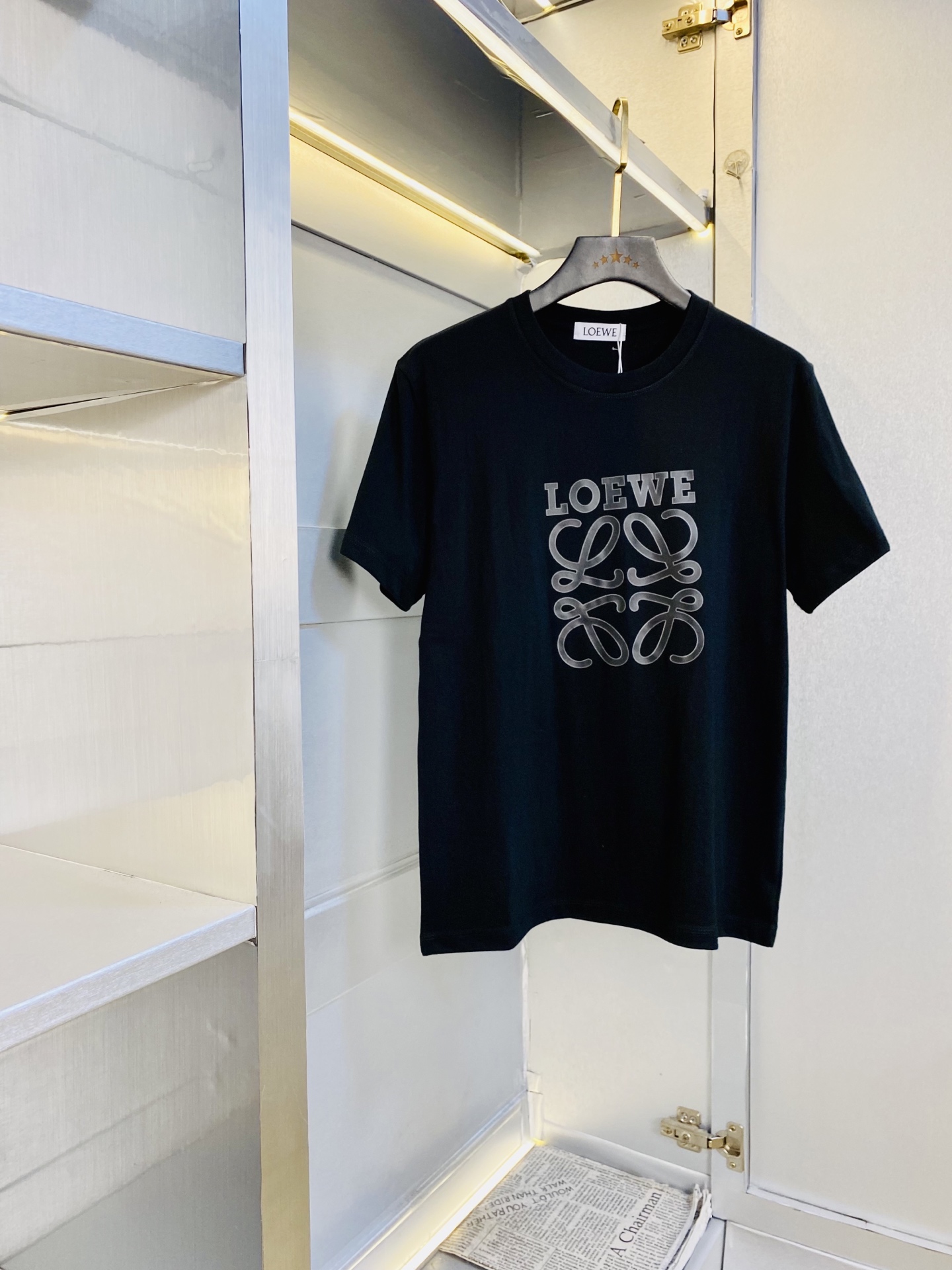 NO:839315,The same style on the official website can be worn up to 190 pounds. Loewe original quality. 2026 latest short-sleeved. Selected counters to customize top-grade pure cotton imported fabrics. All details are perfectly made and 1:1 reproduced. 100% authentic. Original hardware. High-end customized accessories. Original factory original label. The upper body effect is great. Size: L-4XL (175/130 catties wears XL). The size is one size too small!  ,,loewe,loewe,T-shirt,19860909官网同款可穿190斤 罗意威Loewe 原单品质 2026最新款短袖 精选专柜订制顶级纯棉进口面料 所有细节做工完美1比1复刻 还原正品百分百 原版五金 高端订制辅料 原厂原标 上身效果超赞 码数 L-4XL(175/130斤穿XL)码数偏小一码！,,loewe,loewe,T-shirt,,Men's clothing