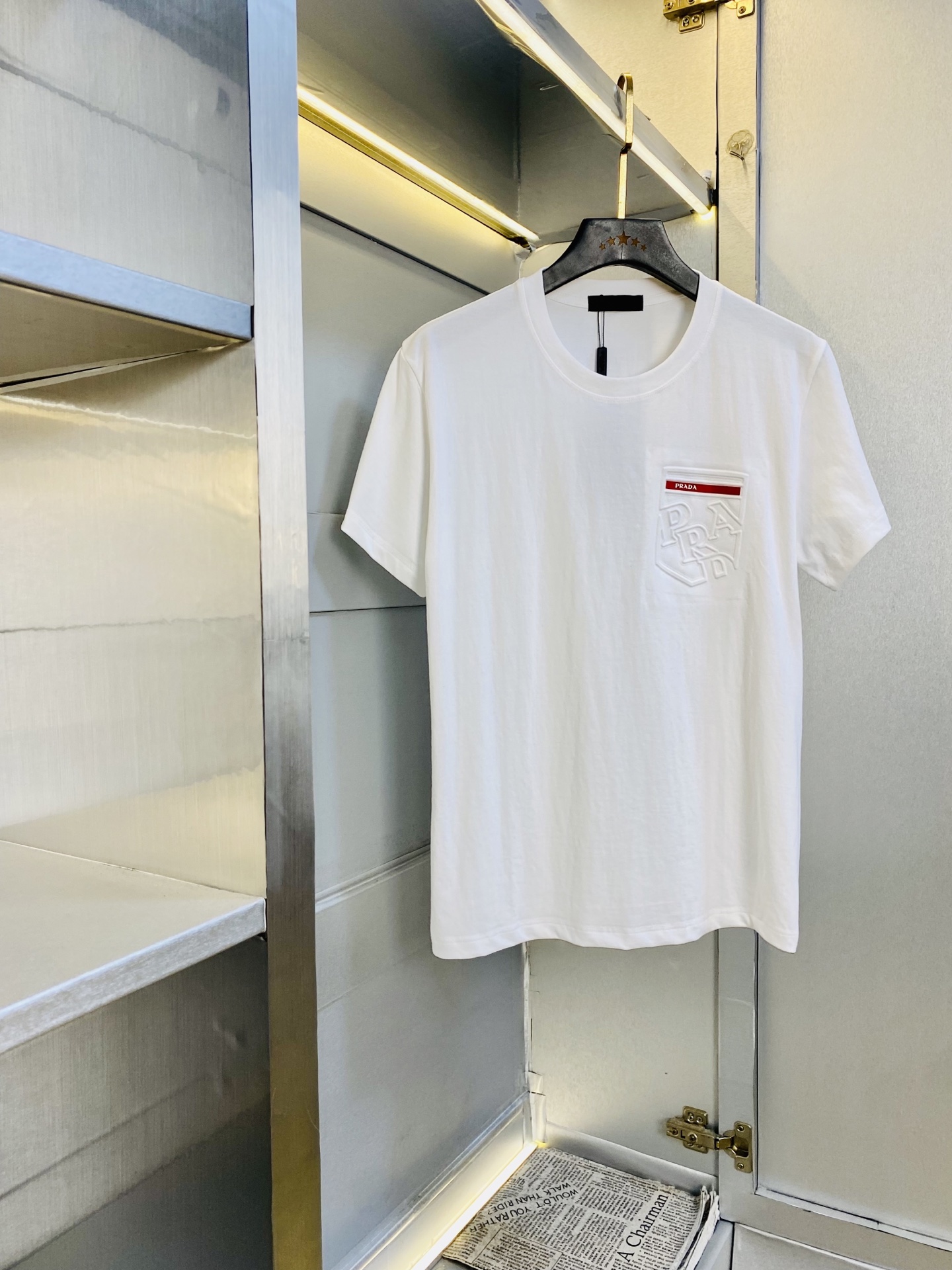 NO:839320,The same model on the official website can be worn up to 190 pounds. Prada original quality. 2026 latest short-sleeved. Selected counters to customize top-grade pure cotton imported fabrics. All details are perfectly made and reproduced 1:1. 100% authentic. Original hardware. High-end customized accessories. Original factory original label. The upper body effect is great. Size: L-4XL (175/130 catties wears XL). The size is one size too small!  ,,prada,prada,T-shirt,19860909官网同款可穿190斤 普拉达Prada 原单品质 2026最新款短袖 精选专柜订制顶级纯棉进口面料 所有细节做工完美1比1复刻 还原正品百分百 原版五金 高端订制辅料 原厂原标 上身效果超赞 码数 L-4XL(175/130斤穿XL)码数偏小一码！,,prada,prada,T-shirt,,Men's clothing