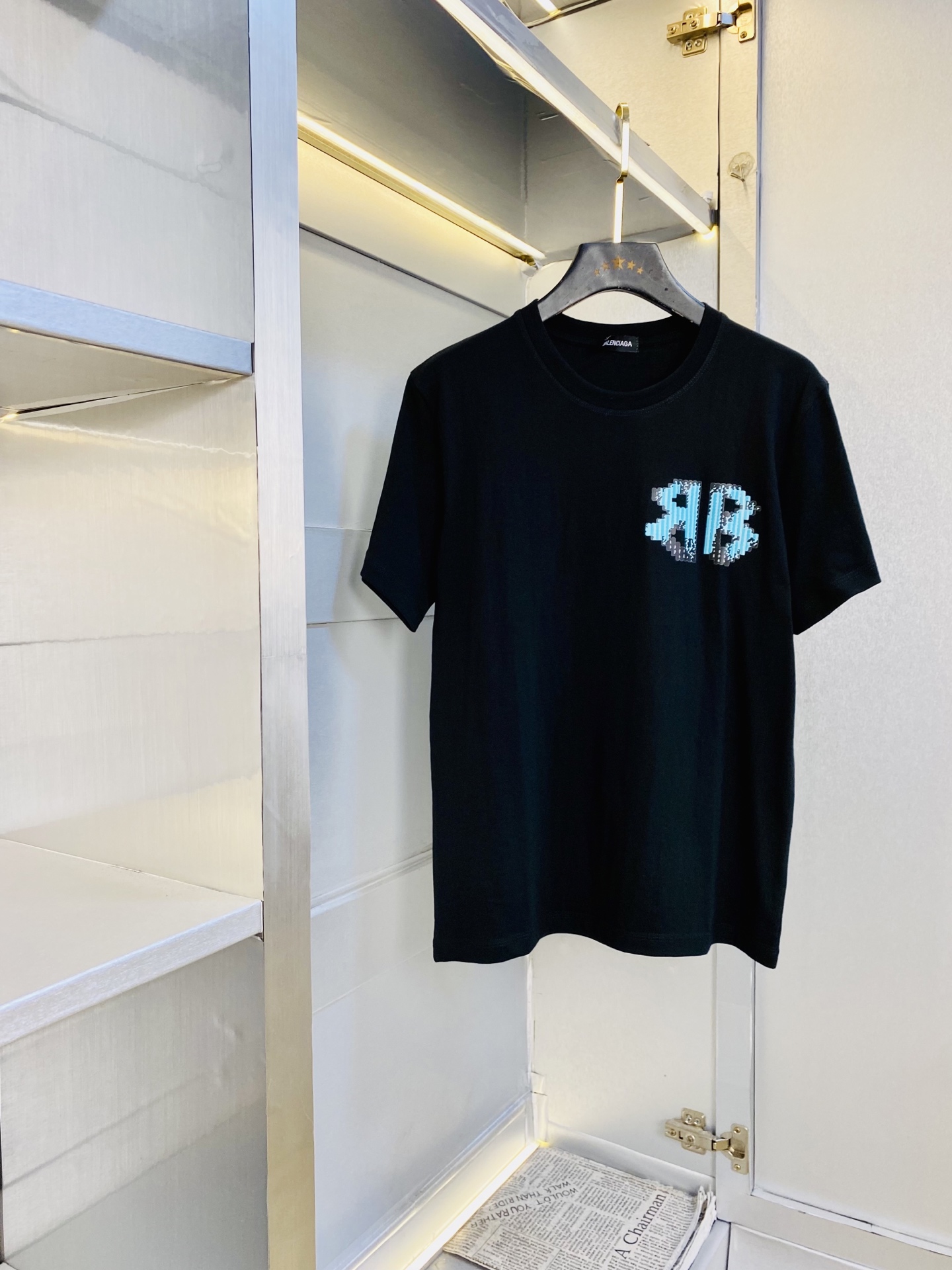 NO:839331,The same style on the official website can be worn up to 190 catties. Balenciaga. Original quality. 2026 latest short-sleeved. Selected counters to customize top-grade pure cotton imported fabrics. All details are perfectly made and 1:1 reproduced. 100% authentic. Original hardware. High-end customized accessories. Original factory original label. The upper body effect is great. Size: L-4XL (175/130 catties wears XL). The size is one size too small!  ,,balenciaga,balenciaga,T-shirt,19860909官网同款可穿190斤 巴黎世家Balenciaga 原单品质 2026最新款短袖 精选专柜订制顶级纯棉进口面料 所有细节做工完美1比1复刻 还原正品百分百 原版五金 高端订制辅料 原厂原标 上身效果超赞 码数 L-4XL(175/130斤穿XL)码数偏小一码！,,balenciaga,balenciaga,T-shirt,,Men's clothing