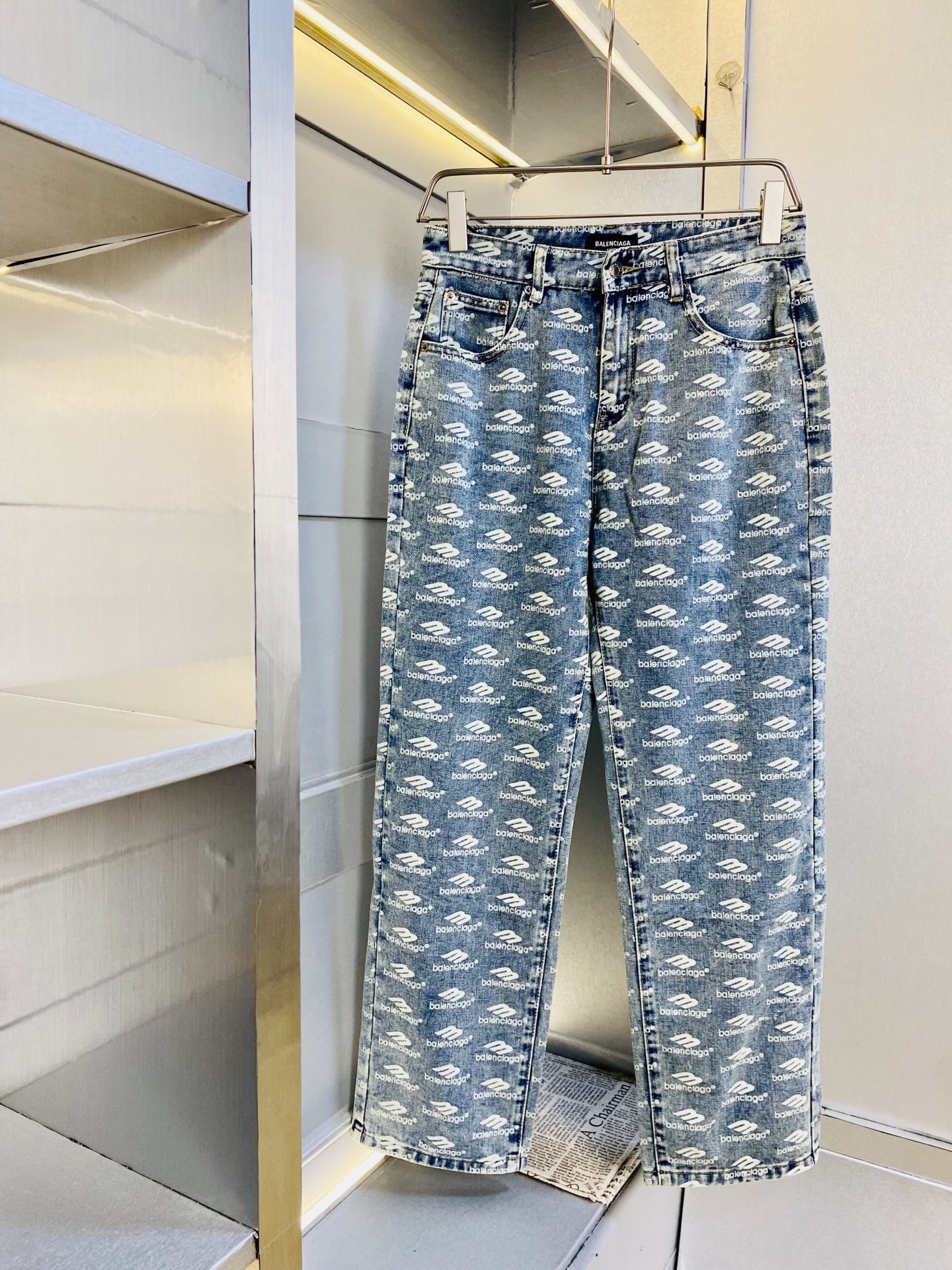 NO:839335,原单货 巴黎世家Balenciaga 2026春夏新款专柜同步有售,时尚休闲裤牛仔裤,进口原版面料,上身舒适透气,顶级工艺五金配饰.档次极高,版型超正,上身时尚有型！  A wardrobe essential!  Size M-3XL,,balenciaga,balenciaga,jeans,19860909原单货 巴黎世家Balenciaga 2026春夏新款专柜同步有售,时尚休闲裤牛仔裤,进口原版面料,上身舒适透气,顶级工艺五金配饰.档次极高,版型超正,上身时尚有型！衣橱必备单品！尺码M-3XL,,balenciaga,balenciaga,jeans,,Men's clothing