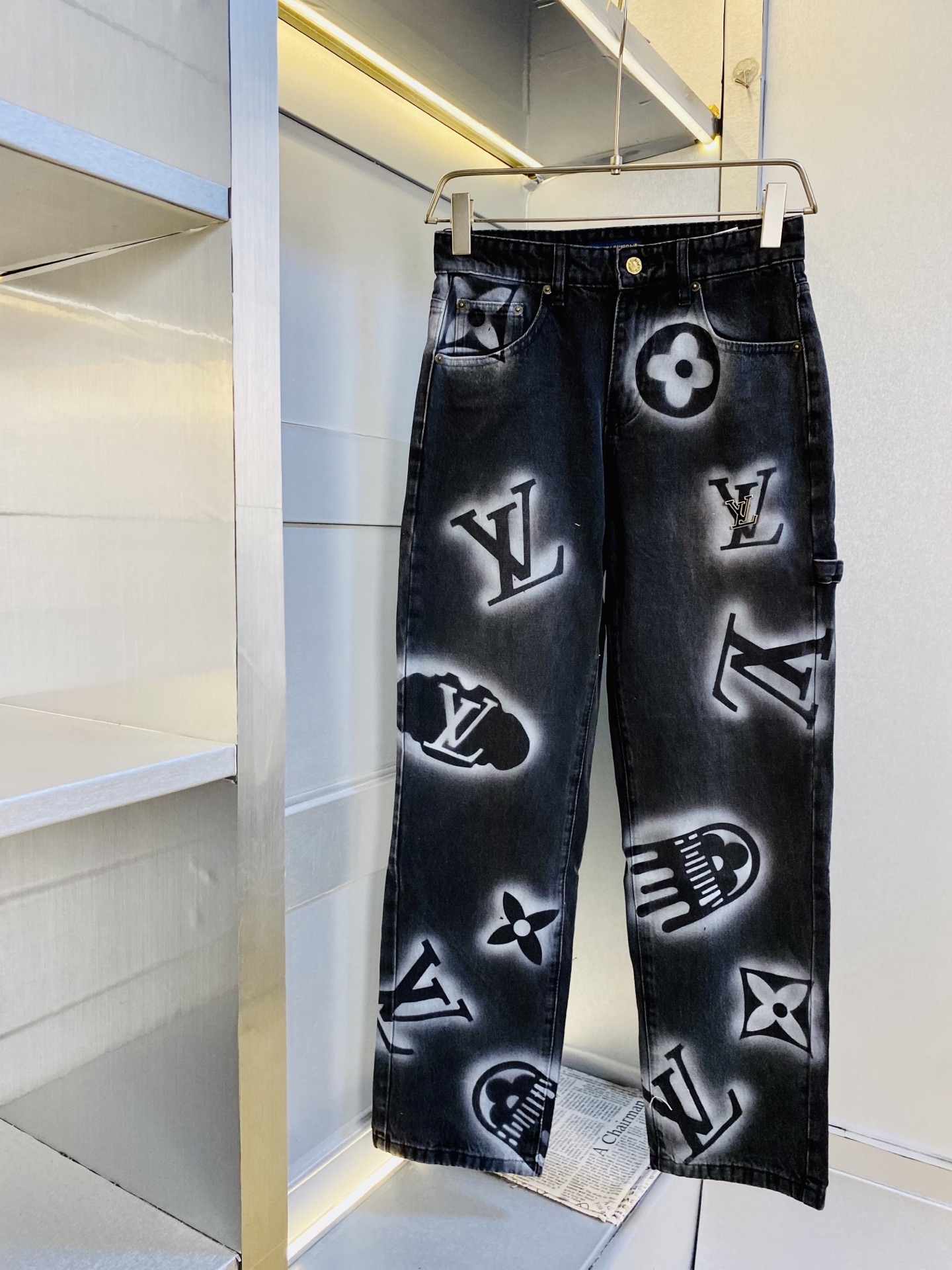 NO:839339,Original item Louis Vuitton Lv 2026 spring and summer new models are available at the counter at the same time. Fashionable casual pants and jeans, imported original fabrics, comfortable and breathable upper body, top craftsmanship hardware accessories. Extremely high grade, super correct version, fashionable and stylish upper body!  A wardrobe essential!  Size M-3XL,,louis vuitton,louis vuitton,jeans,19860909原单货 路易威登Lv 2026春夏新款专柜同步有售,时尚休闲裤牛仔裤,进口原版面料,上身舒适透气,顶级工艺五金配饰.档次极高,版型超正,上身时尚有型！衣橱必备单品！尺码M-3XL,,louis vuitton,louis vuitton,jeans,,Men's clothing