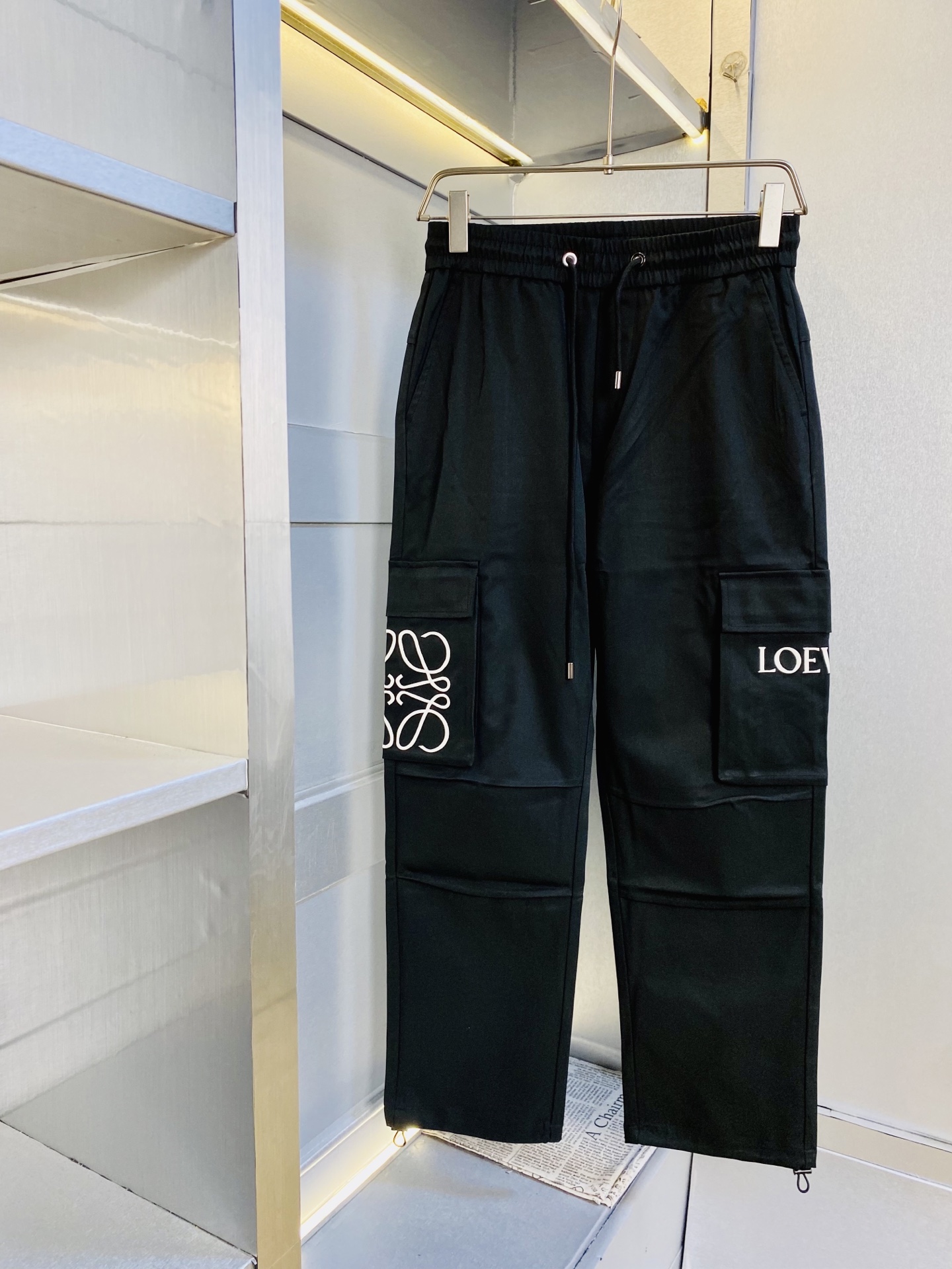NO:773452,The original item from the official website can be worn up to 210 pounds. Loewe's simple and fashionable spring casual pants, sweatpants, elastic pants, straight-leg trousers, very comfortable to wear, low-key yet luxurious. It is very classy to wear, and the style and cut of the pants need no introduction. The upper body is exquisite and vivid. Really first-class top quality materials. Really top-level casual pants and elastic pants, using Turkish cotton to produce the most famous denim fabric. The quality is outstanding, and the pants are very soft after heavy washing!  The straight-leg version is not picky, the upper body is absolutely stylish, the expert design is extremely luxurious. Size: M-3XL,,loewe,loewe,19860909官网原单货 可穿210斤罗意威Loewe 简约时尚 春款休闲裤卫裤松紧裤直筒裤长裤身穿着非常舒适 低调不失奢华 穿出去非常有档次,裤型款式和裁剪亦无需多言 上身精致跃然.真正一等一顶级质料 真正殿堂级的休闲裤松紧裤,选用土耳其的棉花 生产出最有名的单宁布 品质卓然,经过重水洗使得裤子很柔软！直脚的版型 不挑人 上身绝对的有型 达人设计 极度奢华.码数:M-3XL,,loewe,loewe,,Men's clothing