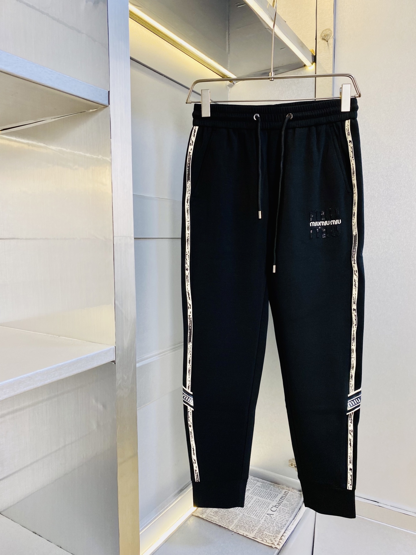 NO:773455,The original item from the official website can be worn up to 200 pounds. MiuMiu is simple and fashionable. Spring casual pants, sweatpants, elastic pants, straight-leg pants, long pants, very comfortable to wear, low-key yet luxurious. It is very classy to wear, and the style and cut of the pants need no introduction. The upper body is exquisite and vivid. Really first-class top quality materials. Really top-grade casual pants and elastic pants, using Turkish cotton to produce the most famous denim fabric. The quality is outstanding, and the pants are very soft after heavy washing!  The straight-leg version is not picky, the upper body is absolutely stylish, the expert design is extremely luxurious. Size: M-3XL,,miumiu,19860909官网原单货 可穿200斤缪缪MiuMiu 简约时尚 春款休闲裤卫裤松紧裤直筒裤长裤身穿着非常舒适 低调不失奢华 穿出去非常有档次,裤型款式和裁剪亦无需多言 上身精致跃然.真正一等一顶级质料 真正殿堂级的休闲裤松紧裤,选用土耳其的棉花 生产出最有名的单宁布 品质卓然,经过重水洗使得裤子很柔软！直脚的版型 不挑人 上身绝对的有型 达人设计 极度奢华.码数:M-3XL,,miumiu,,Men's clothing