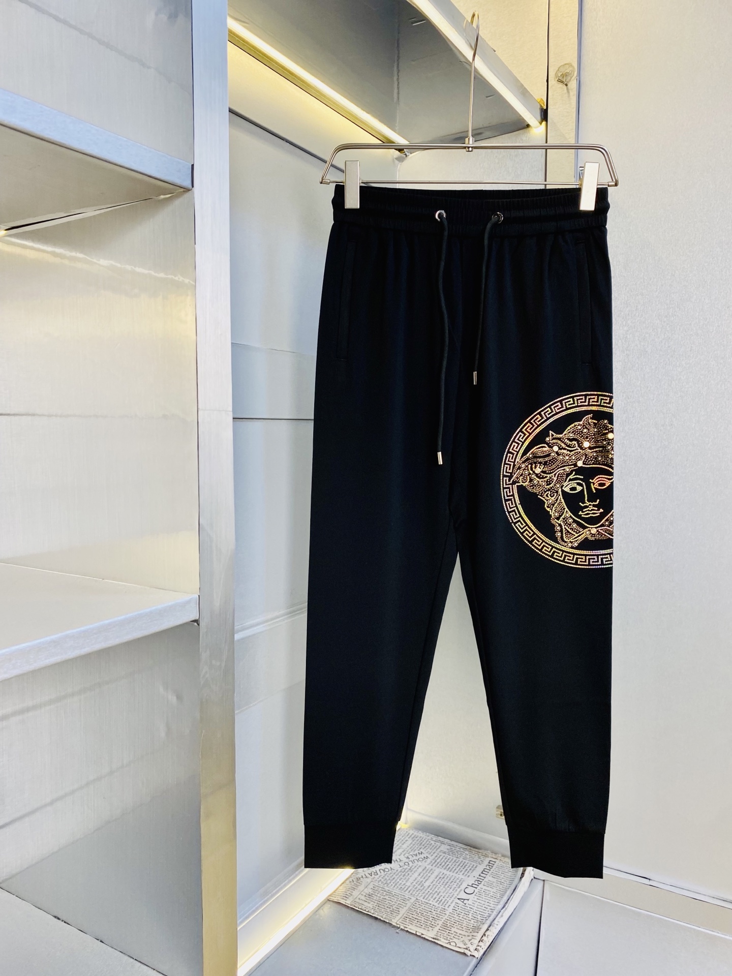 NO:773458,Original item from the official website, can wear 200 pounds of Versace, simple and fashionable casual pants, sweat pants, elastic pants, straight-leg pants, long pants, very comfortable to wear, low-key yet luxurious, very classy to wear, no need to say much about the pants style and cut, the upper body is exquisite and vivid. Real first-class top quality materials. Truly top-grade casual pants and elastic pants, using Turkish cotton to produce the most famous denim fabric. The quality is outstanding, and the pants are very soft after heavy washing!  The straight-leg version is not picky, the upper body is absolutely stylish, the expert design is extremely luxurious. Size: M-3XL,,versace,versace,19860909官网原单货 可穿200斤范思哲Versace 简约时尚 休闲裤卫裤松紧裤直筒裤长裤身穿着非常舒适 低调不失奢华 穿出去非常有档次,裤型款式和裁剪亦无需多言 上身精致跃然.真正一等一顶级质料 真正殿堂级的休闲裤松紧裤,选用土耳其的棉花 生产出最有名的单宁布 品质卓然,经过重水洗使得裤子很柔软！直脚的版型 不挑人 上身绝对的有型 达人设计 极度奢华.码数:M-3XL,,versace,versace,,Men's clothing