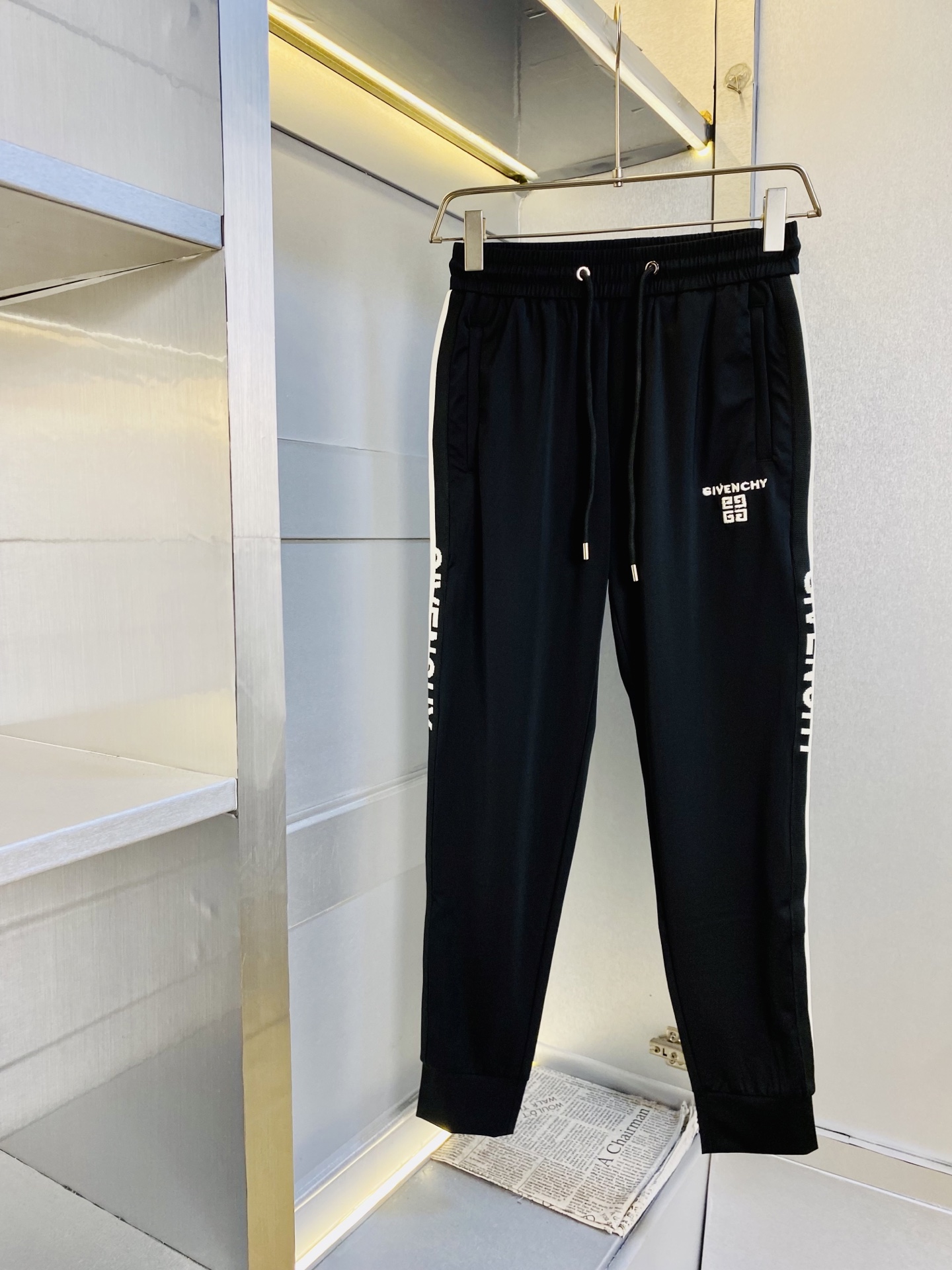 NO:773461,Original item from the official website. Can wear 200 pounds of Givenchy. Simple and fashionable. Casual pants, sweatpants, elastic pants, straight-leg pants, long pants, very comfortable to wear, low-key yet luxurious. It is very classy to wear, and the style and cut of the pants need no introduction. The upper body is exquisite and vivid. Really first-class and top-quality materials. Really top-grade casual pants and elastic pants, using Turkish cotton to produce the most famous denim fabric. The quality is outstanding, and the pants are very soft after heavy washing!  The straight-leg version is not picky and the upper body is absolutely stylish. The expert design is extremely luxurious. Size: M-3XL,,givenchy,givenchy,19860909官网原单货 可穿200斤纪梵希Givenchy 简约时尚 休闲裤卫裤松紧裤直筒裤长裤身穿着非常舒适 低调不失奢华 穿出去非常有档次,裤型款式和裁剪亦无需多言 上身精致跃然.真正一等一顶级质料 真正殿堂级的休闲裤松紧裤,选用土耳其的棉花 生产出最有名的单宁布 品质卓然,经过重水洗使得裤子很柔软！直脚的版型 不挑人 上身绝对的有型 达人设计 极度奢华.码数:M-3XL,,givenchy,givenchy,,Men's clothing