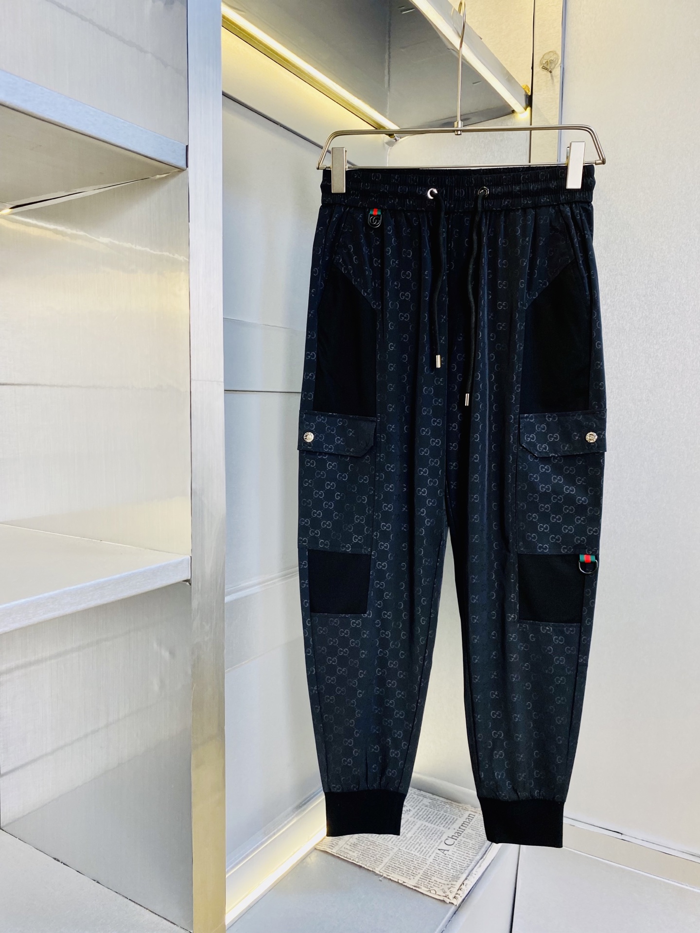 NO:773464,The original item from the official website can wear 200 pounds of Gucci. Simple and fashionable, quick-drying pants, casual pants, sweat pants, elastic pants, straight-leg pants, very comfortable to wear, low-key yet luxurious. It is very classy to wear, and the style and cut of the pants need no introduction. The upper body is exquisite and vivid. Really first-class and top-quality materials. Really top-grade casual pants and elastic pants, using Turkish cotton to produce the most famous denim fabric. The quality is outstanding, and the pants are very soft after heavy washing!  The straight-leg version is not picky and the upper body is absolutely stylish. The expert design is extremely luxurious. Size: M-3XL,,gucci,19860909官网原单货 可穿200斤古奇Gucci 简约时尚 速干裤休闲裤卫裤松紧裤直筒裤长裤身穿着非常舒适 低调不失奢华 穿出去非常有档次,裤型款式和裁剪亦无需多言 上身精致跃然.真正一等一顶级质料 真正殿堂级的休闲裤松紧裤,选用土耳其的棉花 生产出最有名的单宁布 品质卓然,经过重水洗使得裤子很柔软！直脚的版型 不挑人 上身绝对的有型 达人设计 极度奢华.码数:M-3XL,,gucci,,Men's clothing