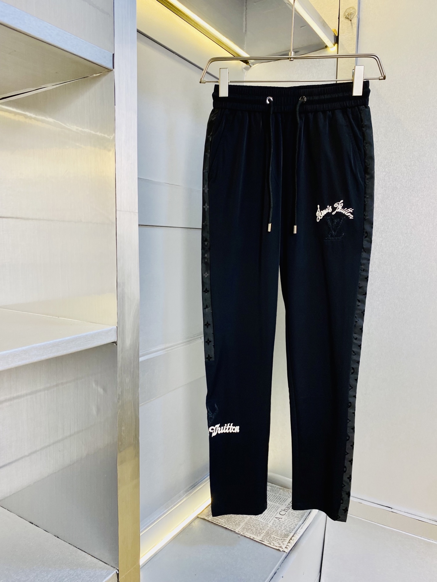 NO:773467,The original item from the official website can wear 200 pounds of Louis Vuitton Lv. Simple and fashionable, quick-drying pants, casual pants, sweatpants, elastic pants, straight-leg pants, very comfortable to wear, low-key yet luxurious, very classy to wear, and the style and cut of the pants need no introduction. The upper body is exquisite and vivid. Really first-class top quality materials. Really top-grade casual pants and elastic pants, using Turkish cotton to produce the most famous denim fabric. The quality is outstanding, and the pants are very soft after heavy washing!  The straight-leg version is not picky and the upper body is absolutely stylish. The expert design is extremely luxurious. Size: M-3XL, Louis Vuitton, Louis Vuitton,19860909官网原单货 可穿200斤路易威登Lv 简约时尚 速干裤休闲裤卫裤松紧裤直筒裤长裤身穿着非常舒适 低调不失奢华 穿出去非常有档次,裤型款式和裁剪亦无需多言 上身精致跃然.真正一等一顶级质料 真正殿堂级的休闲裤松紧裤,选用土耳其的棉花 生产出最有名的单宁布 品质卓然,经过重水洗使得裤子很柔软！直脚的版型 不挑人 上身绝对的有型 达人设计 极度奢华.码数:M-3XL,,louis vuitton,louis vuitton,,Men's clothing