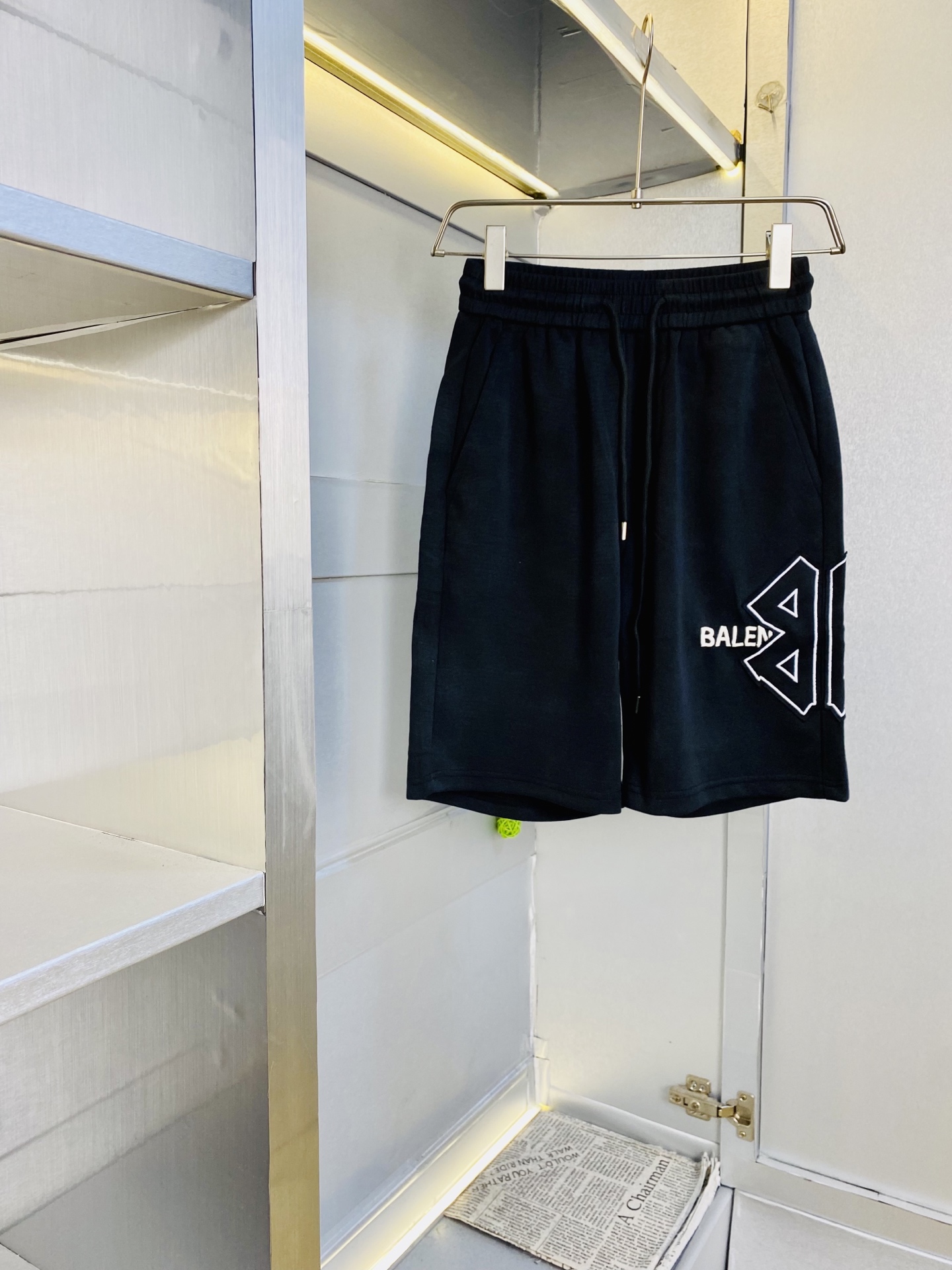 NO:773470,The original item can wear 200 pounds of Balenciaga 2026 new summer shorts, three-quarter pants, medium pants, available at the counter, hardware belt logo, fashionable casual pants, imported original fabrics, upper body comfortable and breathable, top craftsmanship pattern, waistband threaded surround, extremely high grade, super correct version, fashionable and stylish upper body!  A must-have for your spring and summer wardrobe!  Size M-3XL,,balenciaga,balenciaga,shorts,19860909原单货 可穿200斤巴黎世家Balenciaga 2026 夏季新品短裤 五分裤 中裤 专柜同步有售,五金带Logo,时尚休闲裤 ,进口原版面料,上身舒适透气,顶级工艺图案,腰围工艺螺纹围接,档次极高,版型超正,上身时尚有型！春夏衣橱必备单品！尺码M-3XL,,balenciaga,balenciaga,shorts,,Men's clothing