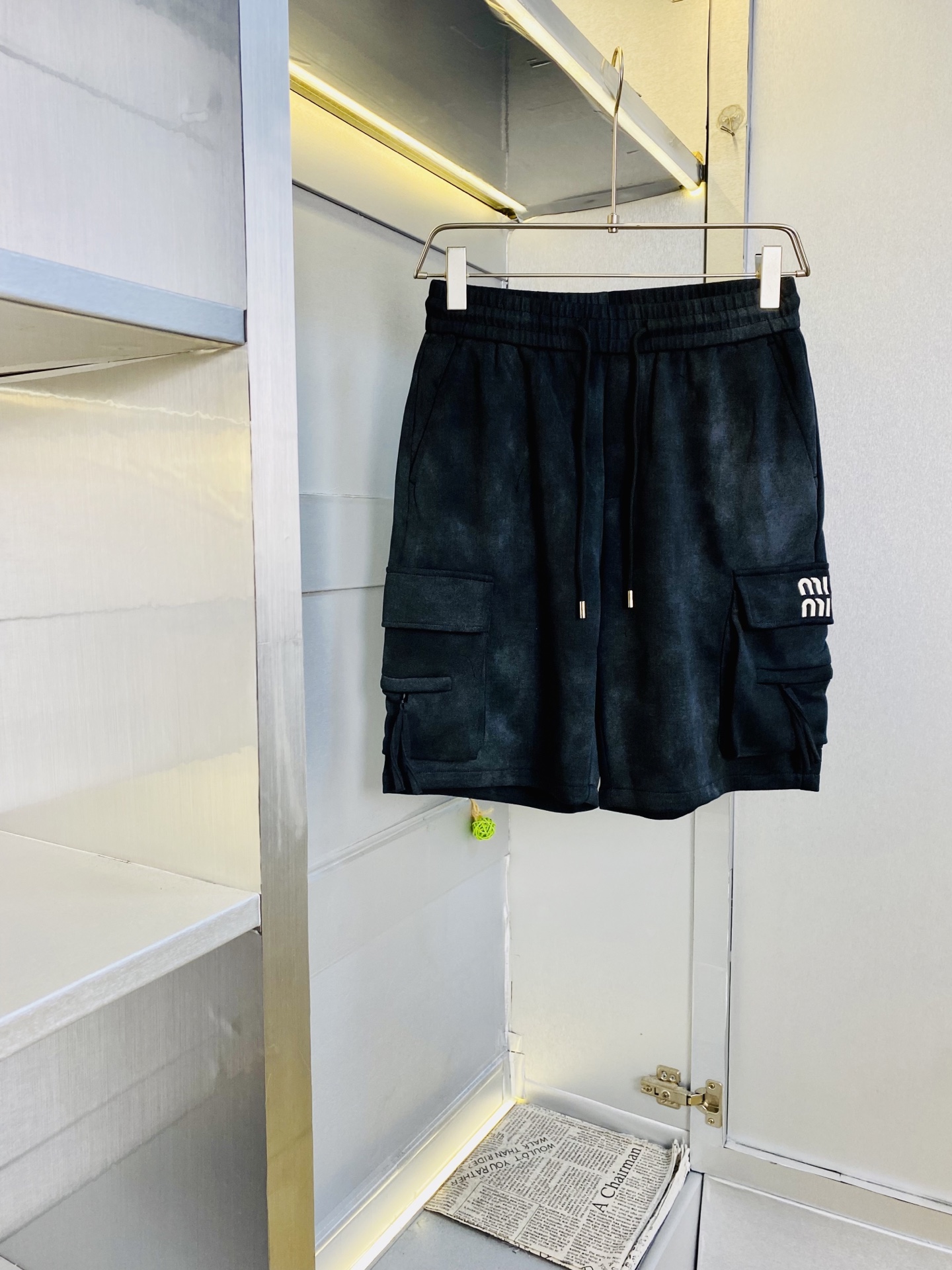 NO:773474,Original item, can wear 200 pounds MiuMiu 2026 new summer shorts, five-quarter pants, medium pants, available at the counter simultaneously, hardware belt logo, fashionable casual pants, imported original fabrics, upper body comfortable and breathable, top craftsmanship pattern, waist technology thread surround, extremely high grade, super correct version, fashionable and stylish upper body!  A must-have for your spring and summer wardrobe!  Size M-3XL,,miumiu,shorts,19860909原单货 可穿200斤缪缪MiuMiu 2026 夏季新品短裤 五分裤 中裤 专柜同步有售,五金带Logo,时尚休闲裤 ,进口原版面料,上身舒适透气,顶级工艺图案,腰围工艺螺纹围接,档次极高,版型超正,上身时尚有型！春夏衣橱必备单品！尺码M-3XL,,miumiu,shorts,,Men's clothing