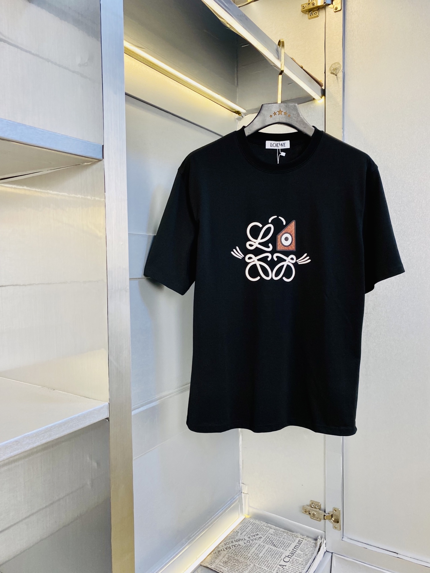 NO:839344,The same style on the official website can be worn up to 190 pounds. Loewe original quality. 2026 latest short-sleeved. Selected counters to customize top-grade imported fabrics. All details are perfectly made and reproduced 1:1. 100% authentic. Original hardware. High-end customized accessories. Original factory original label. Upper body effect is great. Size M-3XL,,loewe,loewe,T-shirt,19860909官网同款可穿190斤 罗意威Loewe 原单品质 2026最新款短袖 精选专柜订制顶级进口面料 所有细节做工完美1比1复刻 还原正品百分百 原版五金 高端订制辅料 原厂原标 上身效果超赞 码数 M-3XL,,loewe,loewe,T-shirt,,Men's clothing