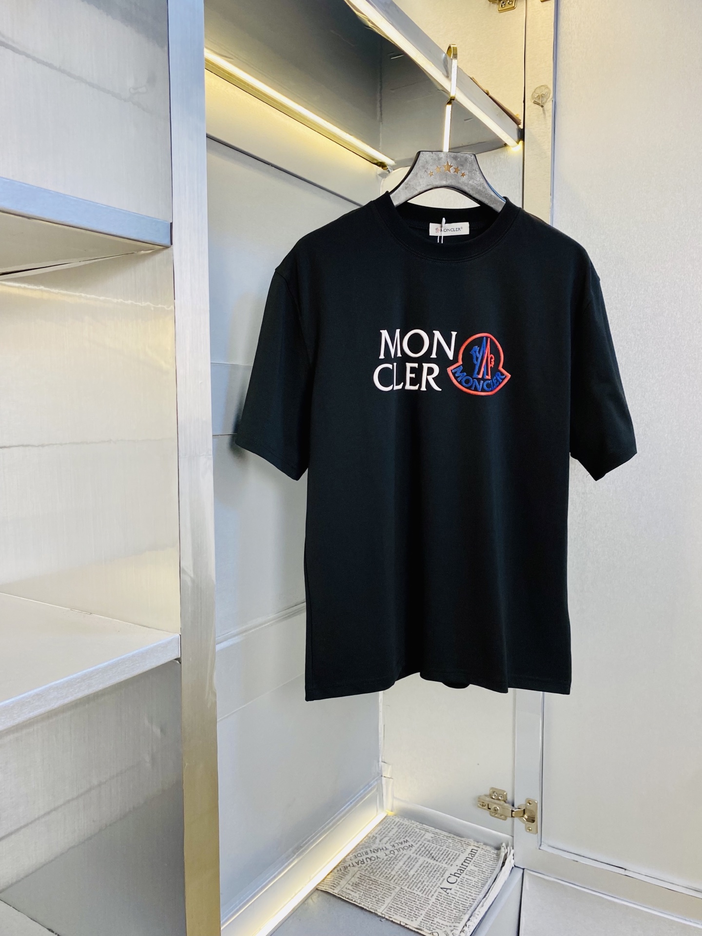 NO:839302,The same model on the official website can be worn up to 190 pounds. Moncler original quality. 2026 latest short-sleeved. Selected counters to customize top-grade imported fabrics. All details are perfectly made and reproduced 1:1. 100% authentic. Original hardware. High-end customized accessories. Original factory original label. The upper body effect is great. Size M-3XL, Moncler, T-shirt,19860909官网同款可穿190斤 蒙口Moncler 原单品质 2026最新款短袖 精选专柜订制顶级进口面料 所有细节做工完美1比1复刻 还原正品百分百 原版五金 高端订制辅料 原厂原标 上身效果超赞 码数 M-3XL,,Moncler,T-shirt,,Men's clothing
