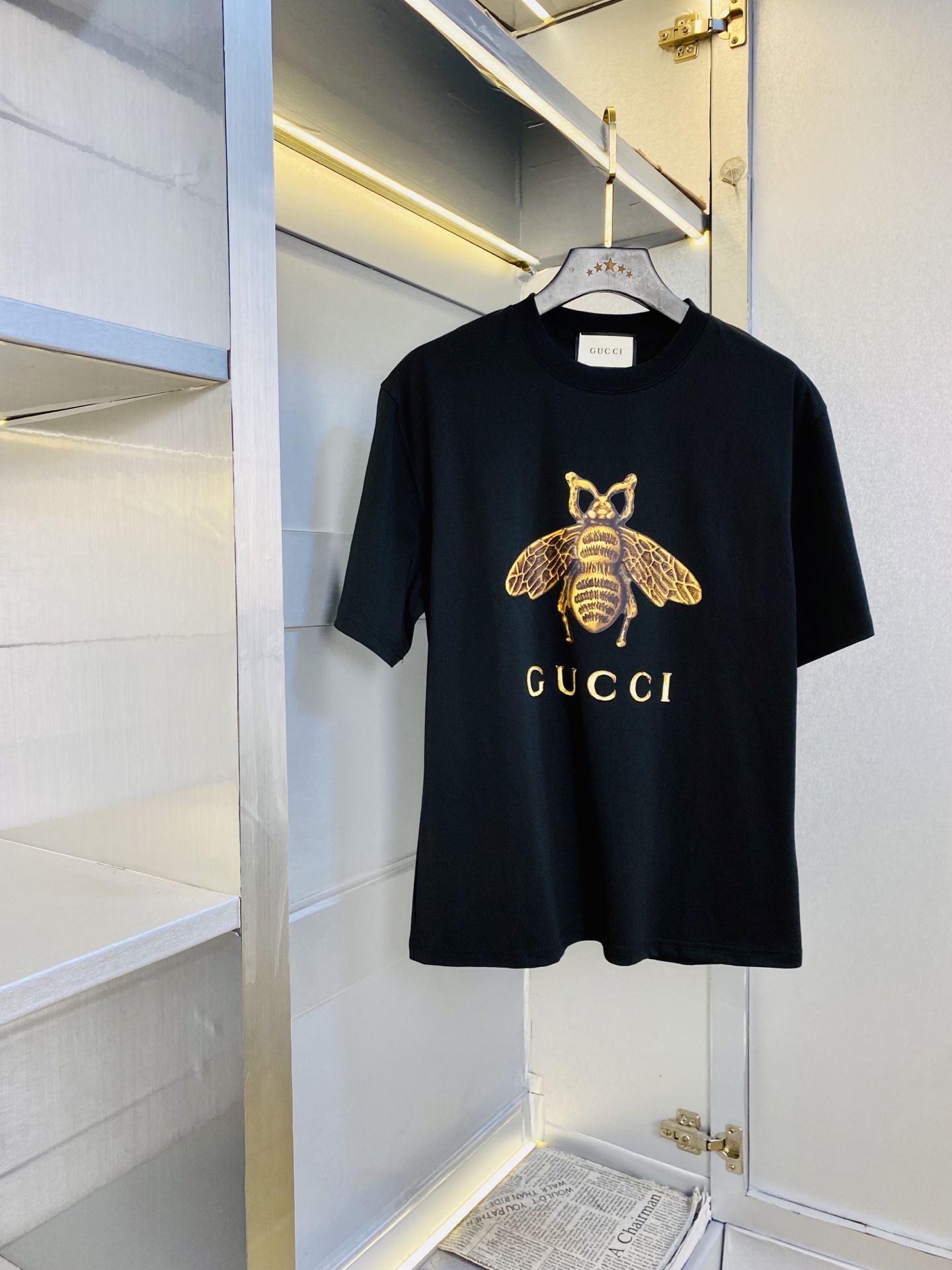 NO:773477,The same style on the official website can be worn up to 190 pounds. Gucci. Original quality. 2026 latest short-sleeved. Selected counters to customize top-grade imported fabrics. All details are perfectly made and reproduced 1:1. 100% authentic. Original hardware. High-end customized accessories. Original factory original label. The upper body effect is great. Size M-3XL,,gucci,T-shirt,19860909官网同款可穿190斤 古奇Gucci 原单品质 2026最新款短袖 精选专柜订制顶级进口面料 所有细节做工完美1比1复刻 还原正品百分百 原版五金 高端订制辅料 原厂原标 上身效果超赞 码数 M-3XL,,gucci,T-shirt,,Men's clothing