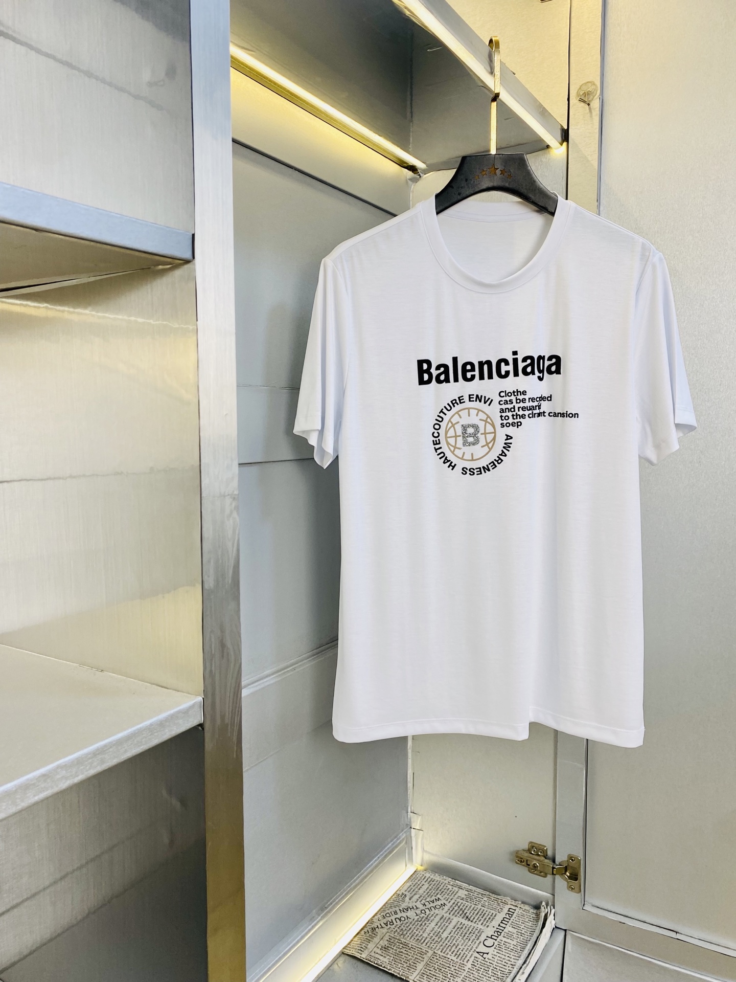 NO:839356,Wearing 240 pounds, Good News for Fat People, Couple Style, Size M-6XL, Balenciaga, Original Order Quality, 2026 Latest Men's Short-Sleeved T-shirt Clothes, Selected Counter Customized Top-grade Mercerized Cotton Imported Fabric, All Details Perfectly Workmanship, 1:1 Reproduction, 100% Authentic, Original Hardware, High-end Custom Accessories, Original Factory Original Label, The upper body effect is great!  ,,balenciaga,balenciaga,T-shirt,tees,t-shirt,19860909穿240斤 胖子福音 情侣款 码数M-6XL 巴黎世家Balenciaga 原单品质 2026最新款 男装短袖T恤 衣服 精选专柜订制顶级丝光棉进口面料 所有细节做工完美1比1复刻 还原正品百分百 原版五金 高端订制辅料 原厂原标 上身效果超赞！,,balenciaga,balenciaga,T-shirt,tees，t-shirt,,Men's clothing