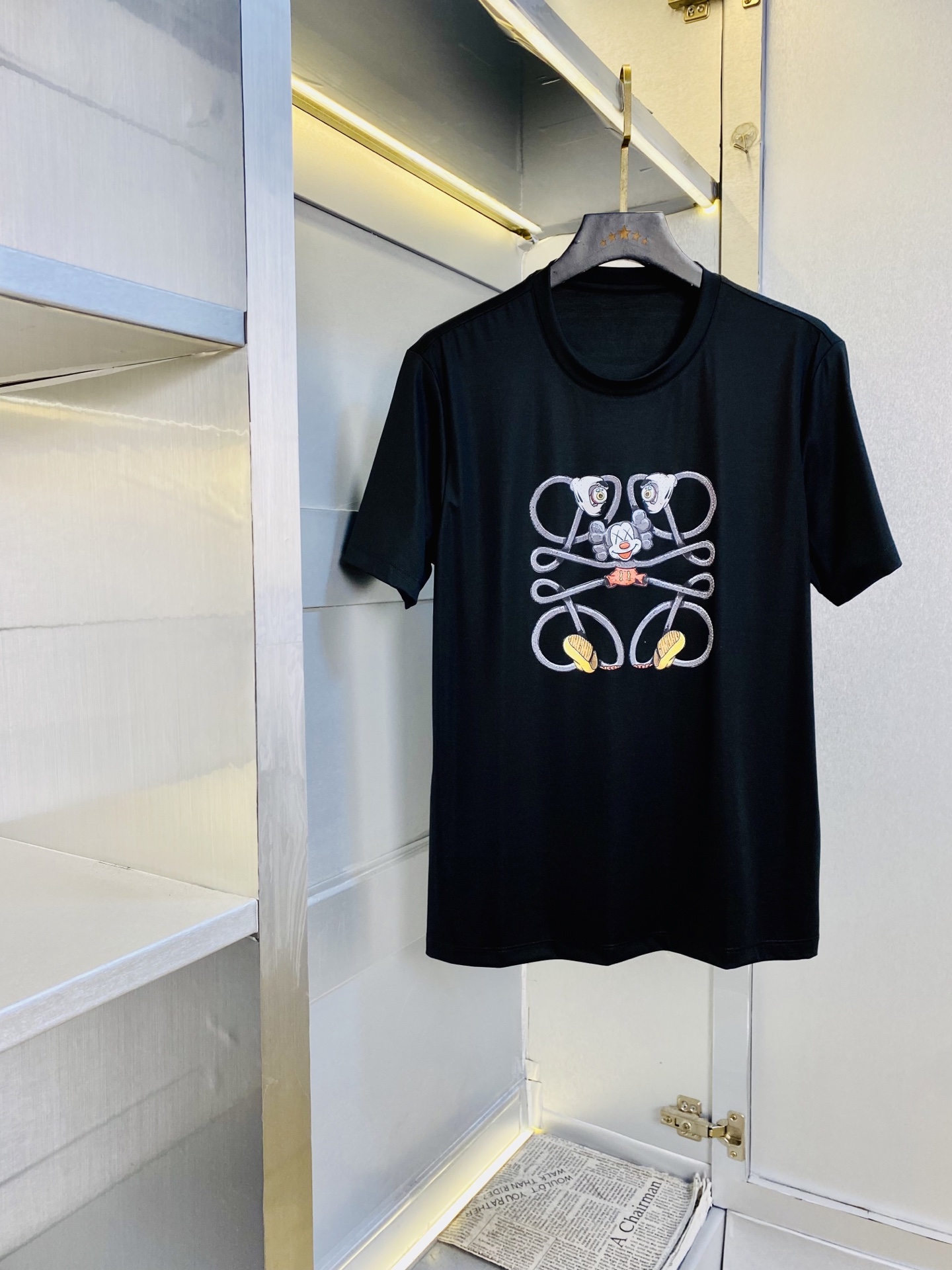 NO:839317,Wearing 240 pounds, Good News for Fatty, Couple Style, Size M-6XL, Loewe, Original Order Quality, 2026 Latest Men's Short-Sleeved T-shirt Clothes, Selected Counter Customized Top-grade Mercerized Cotton Imported Fabric, All Details Perfectly Workmanship, 1:1 Reproduction, 100% Authentic, Original Hardware, High-End Custom Accessories, Original Factory Original Label, The upper body effect is amazing!  ,,loewe,loewe,T-shirt,tees,t-shirt,19860909穿240斤 胖子福音 情侣款 码数M-6XL 罗意威Loewe 原单品质 2026最新款 男装短袖T恤 衣服 精选专柜订制顶级丝光棉进口面料 所有细节做工完美1比1复刻 还原正品百分百 原版五金 高端订制辅料 原厂原标 上身效果超赞！,,loewe,loewe,T-shirt,tees，t-shirt,,Men's clothing