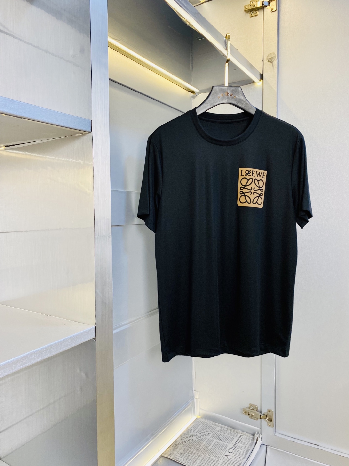 NO:839327,Wearing 240 pounds, Good News for Fatty, Couple Style, Size M-6XL, Loewe, Original Order Quality, 2026 Latest Men's Short-Sleeved T-shirt Clothes, Selected Counter Customized Top-grade Mercerized Cotton Imported Fabric, All Details Perfectly Workmanship, 1:1 Reproduction, 100% Authentic, Original Hardware, High-End Custom Accessories, Original Factory Original Label, The upper body effect is amazing!  ,,loewe,loewe,T-shirt,tees,t-shirt,19860909穿240斤 胖子福音 情侣款 码数M-6XL 罗意威Loewe 原单品质 2026最新款 男装短袖T恤 衣服 精选专柜订制顶级丝光棉进口面料 所有细节做工完美1比1复刻 还原正品百分百 原版五金 高端订制辅料 原厂原标 上身效果超赞！,,loewe,loewe,T-shirt,tees，t-shirt,,Men's clothing