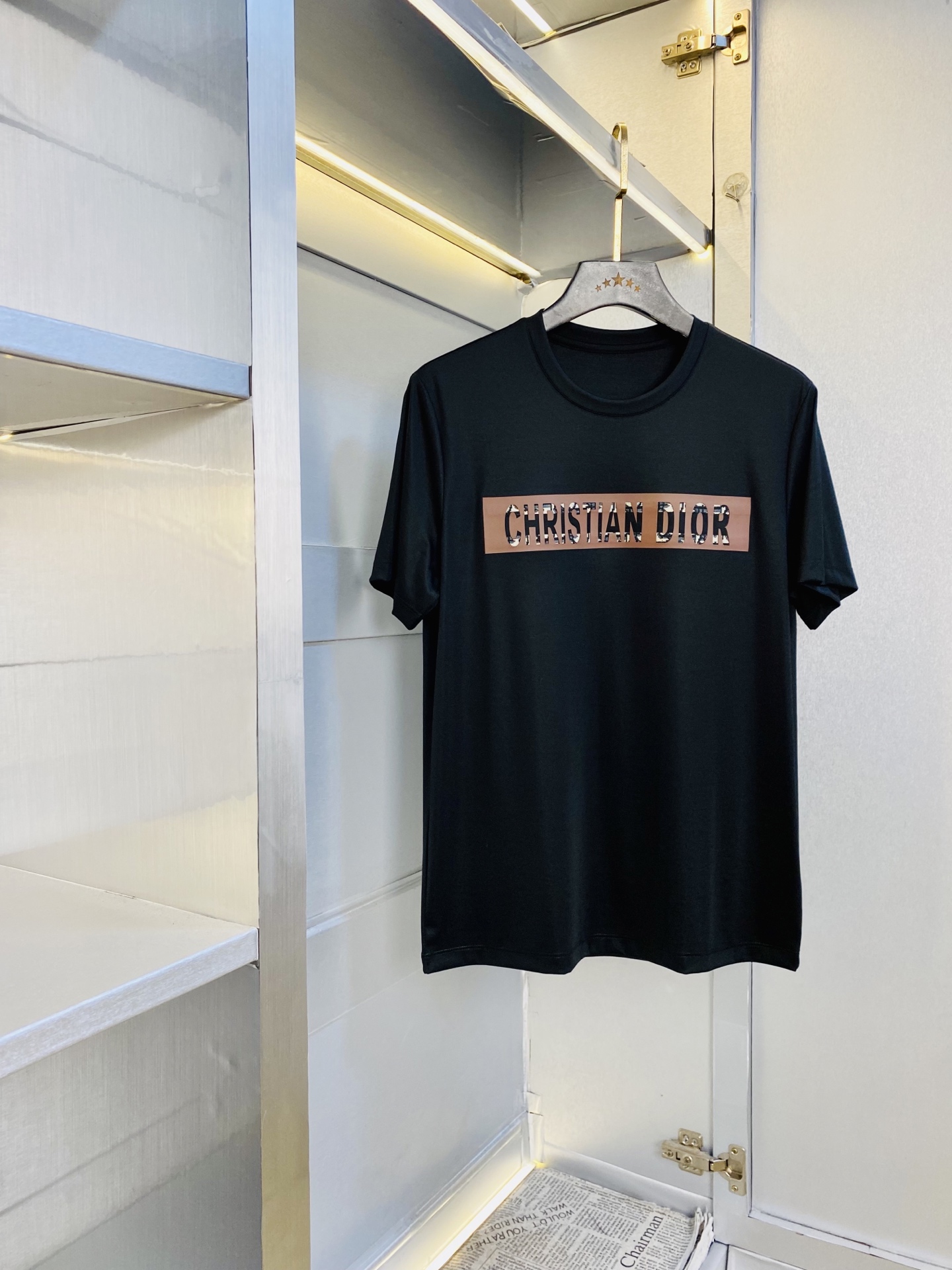 NO:839332,Wearing 240 pounds, Good News for Fatty, Couple Style, Size M-6XL, Dior Dior, Original Quality, 2026 Latest Men's Short-Sleeved T-shirt Clothes, Selected Counter Customized Top-grade Mercerized Cotton Imported Fabric, All Details Perfectly Workmanship, 1:1 Reproduction, 100% Authentic, Original Hardware, High-end Custom Accessories, Original Factory Label, The Upper Body Effect Is Awesome!  ,,dior,dior,T-shirt,tees,t-shirt,19860909穿240斤 胖子福音 情侣款 码数M-6XL 迪奥Dior 原单品质 2026最新款 男装短袖T恤 衣服 精选专柜订制顶级丝光棉进口面料 所有细节做工完美1比1复刻 还原正品百分百 原版五金 高端订制辅料 原厂原标 上身效果超赞！,,dior,dior,T-shirt,tees，t-shirt,,Men's clothing