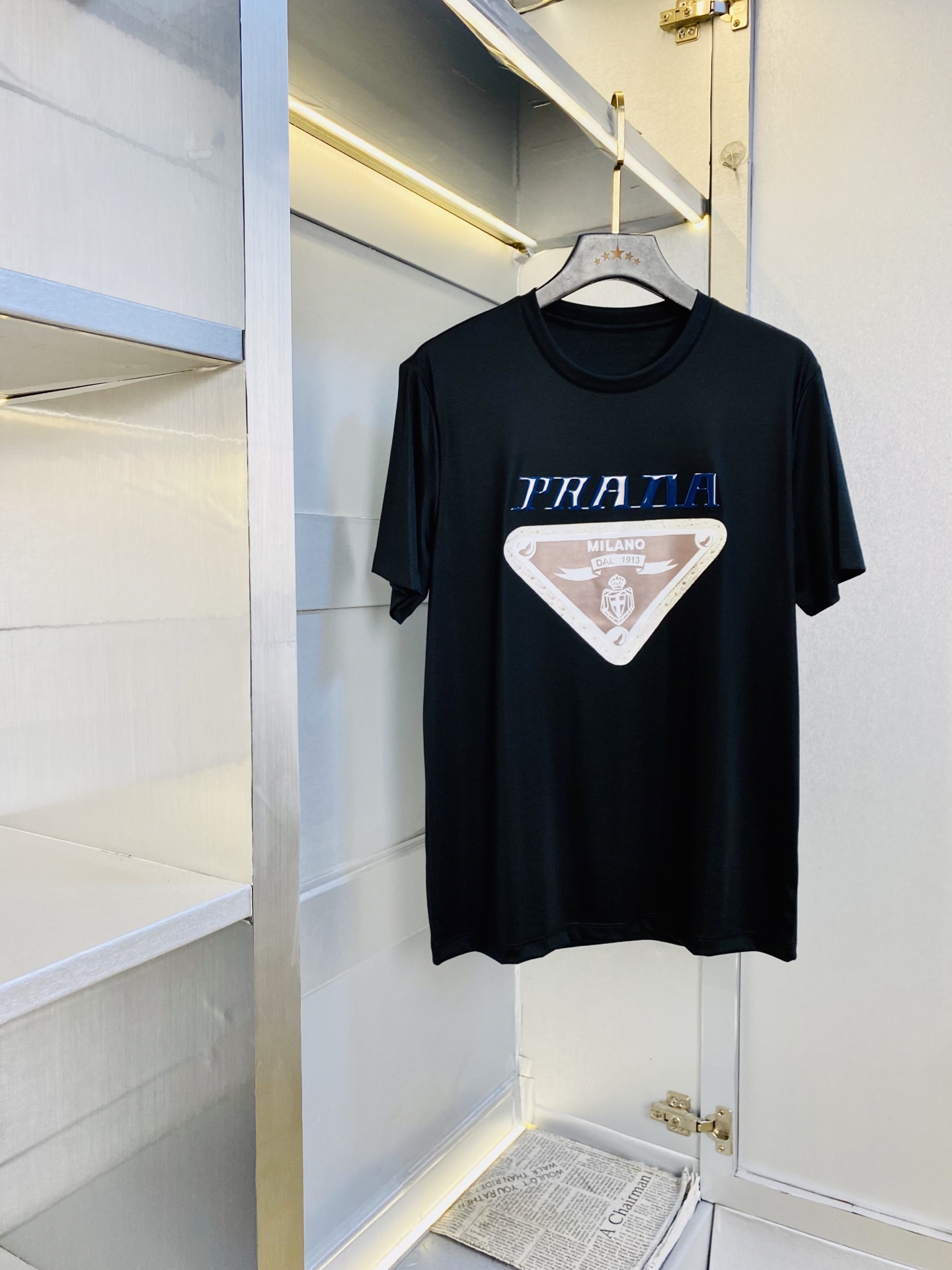 NO:830992,Wearing 240 pounds. Good news for fat people. Couple style. Size M-6XL. Prada. Original quality. 2026 latest men's short-sleeved T-shirt. Clothes. Selected counters to customize top-grade mercerized cotton imported fabrics. All details are perfectly crafted and reproduced 1:1. Restore to 100% authentic. Original hardware. High-end customized accessories. Original factory labels. The upper body effect is great!  ,,prada,prada,T-shirt,tees,t-shirt,19860909穿240斤 胖子福音 情侣款 码数M-6XL 普拉达Prada 原单品质 2026最新款 男装短袖T恤 衣服 精选专柜订制顶级丝光棉进口面料 所有细节做工完美1比1复刻 还原正品百分百 原版五金 高端订制辅料 原厂原标 上身效果超赞！,,prada,prada,T-shirt,tees，t-shirt,,Men's clothing