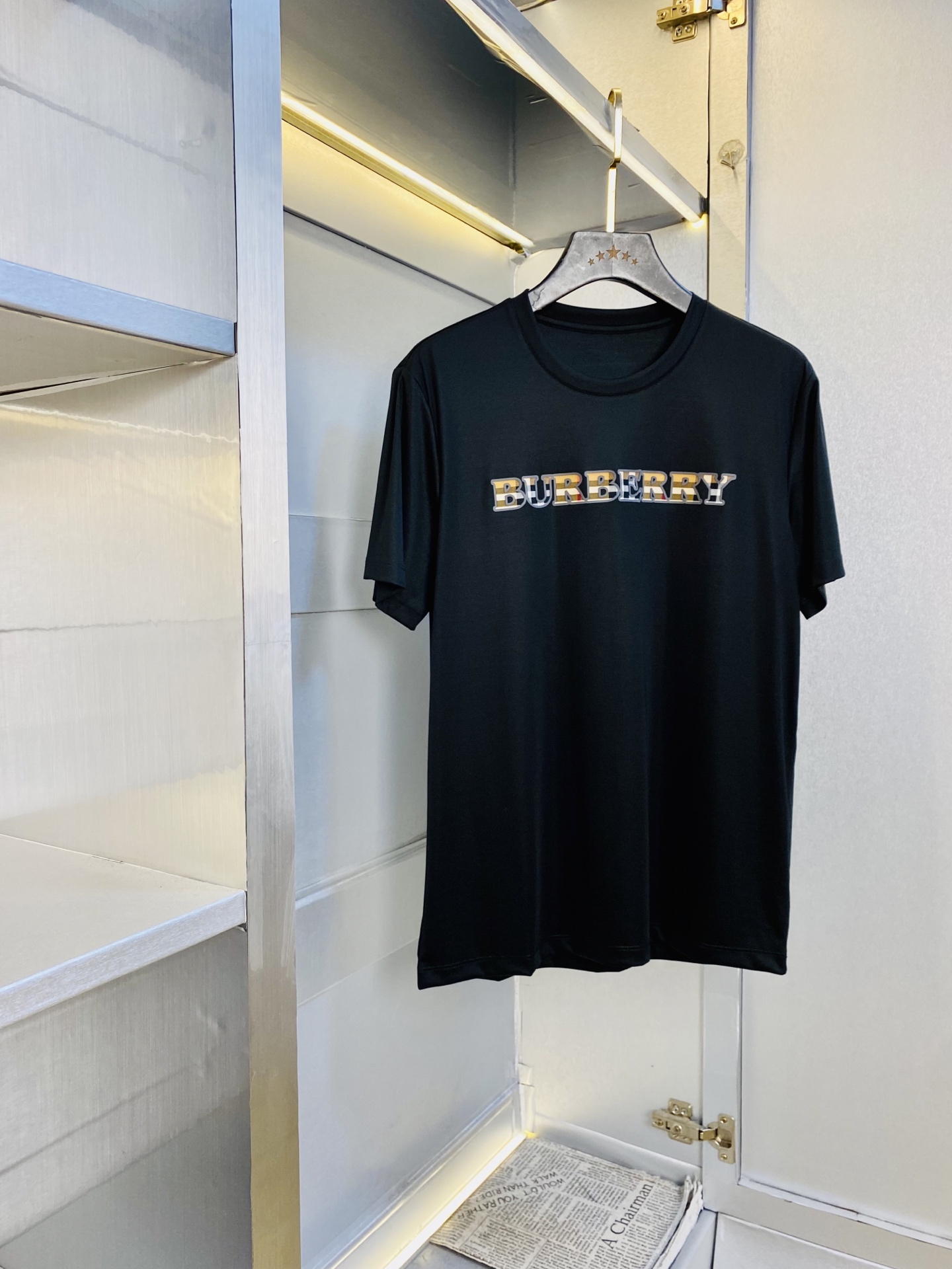 NO:830986,Wearing 240 pounds, Good News for Fatty, Couple Style, Size M-6XL, Burberry, Original Quality, 2026 Latest Men's Short-Sleeved T-shirt Clothes, Selected Counter Customized Top-grade Mercerized Cotton Imported Fabrics, All Details Perfectly Workmanship, 1:1 Reproduction, 100% Authentic, Original Hardware, High-End Custom Accessories, Original Factory Original Label, The upper body effect is amazing!  ,,burberry,burberry,T-shirt,tees,t-shirt,19860909穿240斤 胖子福音 情侣款 码数M-6XL 巴宝莉Burberry 原单品质 2026最新款 男装短袖T恤 衣服 精选专柜订制顶级丝光棉进口面料 所有细节做工完美1比1复刻 还原正品百分百 原版五金 高端订制辅料 原厂原标 上身效果超赞！,,burberry,burberry,T-shirt,tees，t-shirt,,Men's clothing