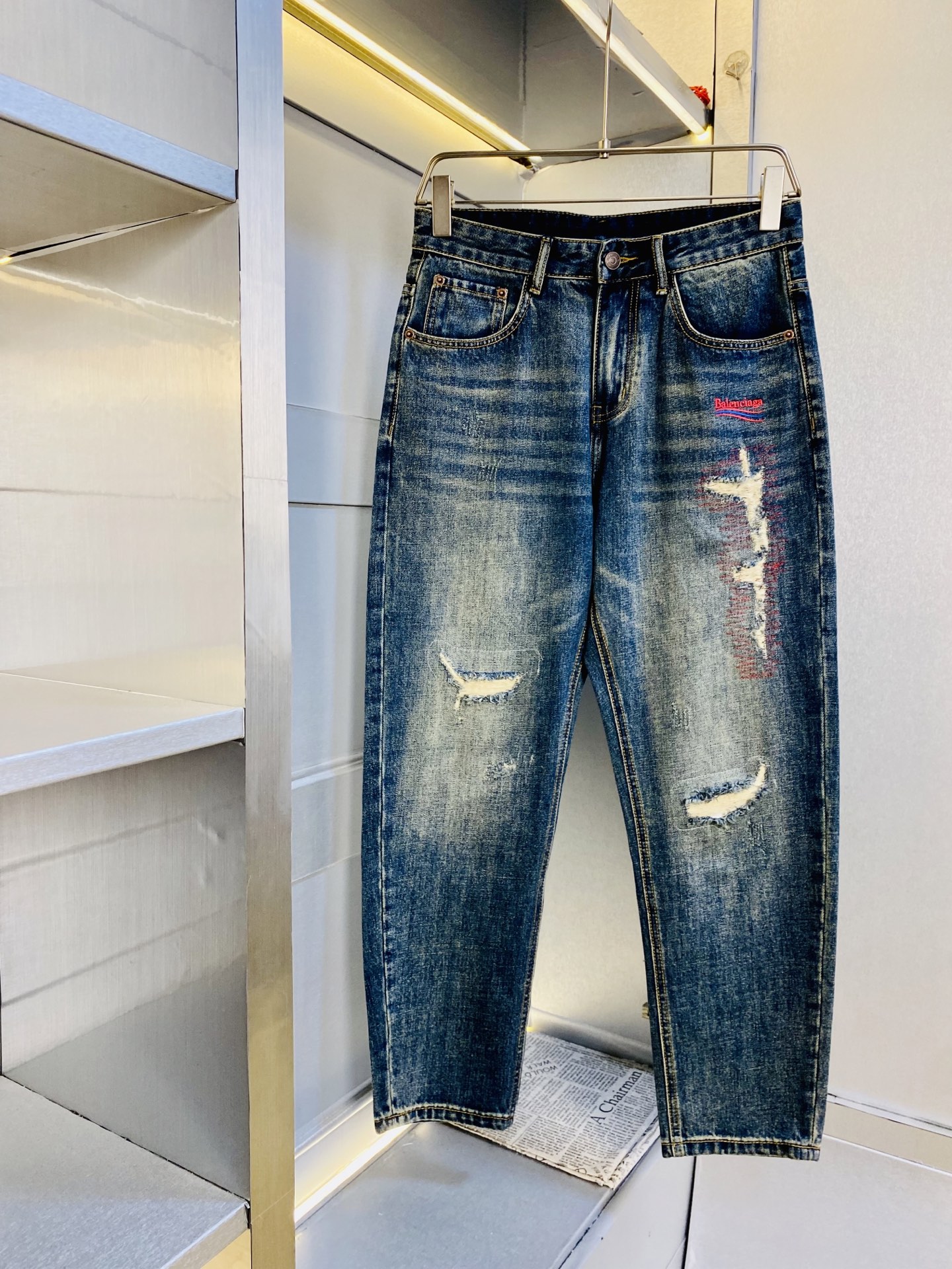 NO:831011,The original item from the official website can be worn up to 220 pounds. Balenciaga's 2026 new models are available at the counter at the same time. Fashionable casual pants straight jeans, imported original fabrics, upper body comfortable and breathable, top craftsmanship hardware accessories. Extremely high grade, super correct version, fashionable and stylish upper body!  A wardrobe essential!  Size 28-40,,balenciaga,balenciaga,jeans,19860909原单货官网款 可穿220斤巴黎世家Balenciaga 2026新款专柜同步有售,时尚休闲裤直筒牛仔裤,进口原版面料,上身舒适透气,顶级工艺五金配饰.档次极高,版型超正,上身时尚有型！衣橱必备单品！尺码28-40,,balenciaga,balenciaga,jeans,,Men's clothing