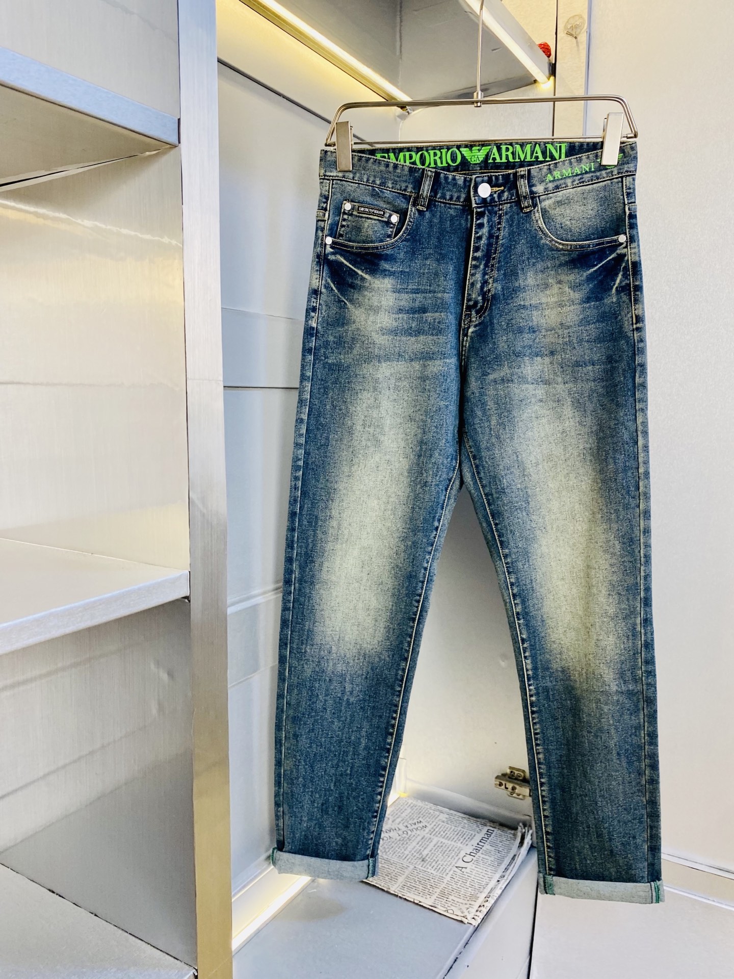 NO:773456,The original item can wear 220 pounds. Armani 2026 new thin jeans are available at the counter at the same time. Fashionable casual stretch jeans, imported original fabrics, comfortable and breathable upper body, top craftsmanship hardware accessories. Extremely high grade, super correct version, fashionable and stylish upper body!  A wardrobe essential!  Size 29-40,,armani,armani,jeans,19860909原单货 可穿220斤阿玛尼Armani 2026薄款牛仔裤新款专柜同步有售,时尚休闲裤弹力牛仔裤,进口原版面料,上身舒适透气,顶级工艺五金配饰.档次极高,版型超正,上身时尚有型！衣橱必备单品！尺码29-40,,armani,armani,jeans,,Men's clothing